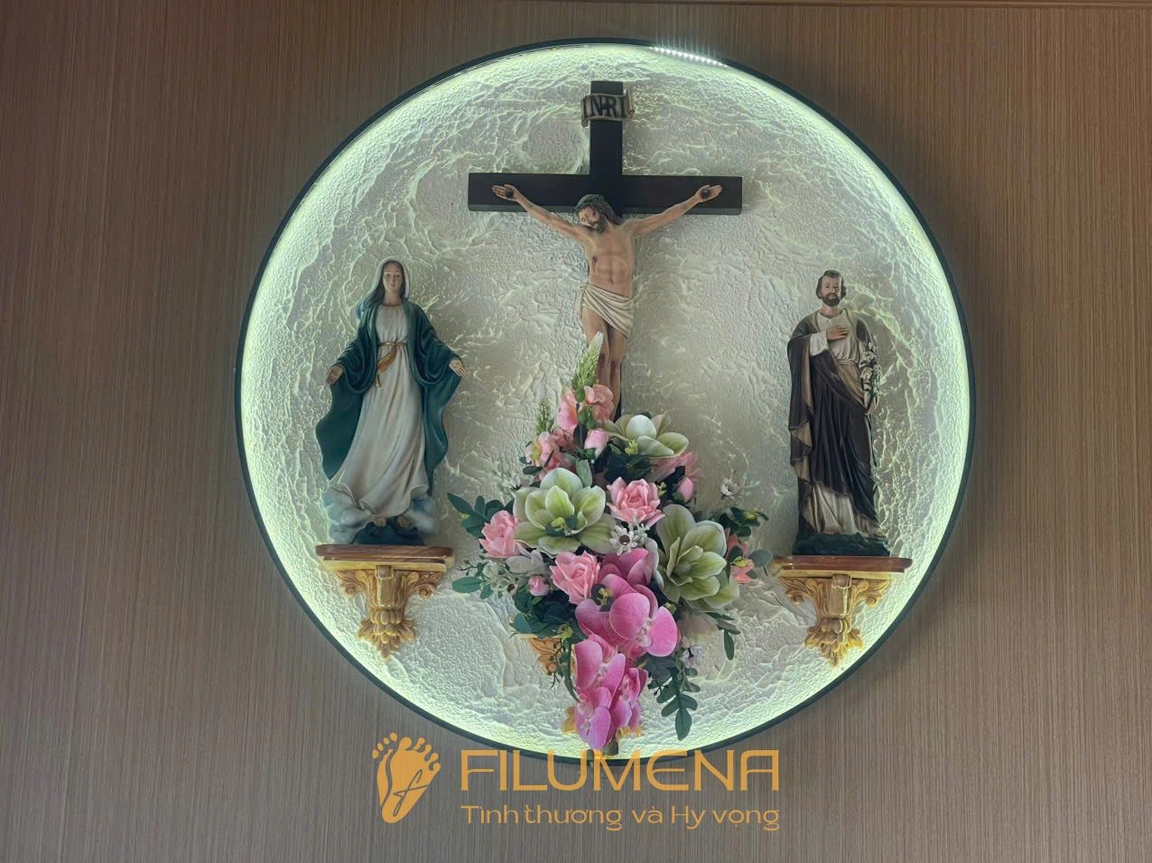 Một số hình ảnh không gian bàn thờ trong nhà giúp người đọc cảm nhận rõ hơn cách màu sắc của tượng Chúa chịu nạn ảnh hưởng đến bầu khí chung