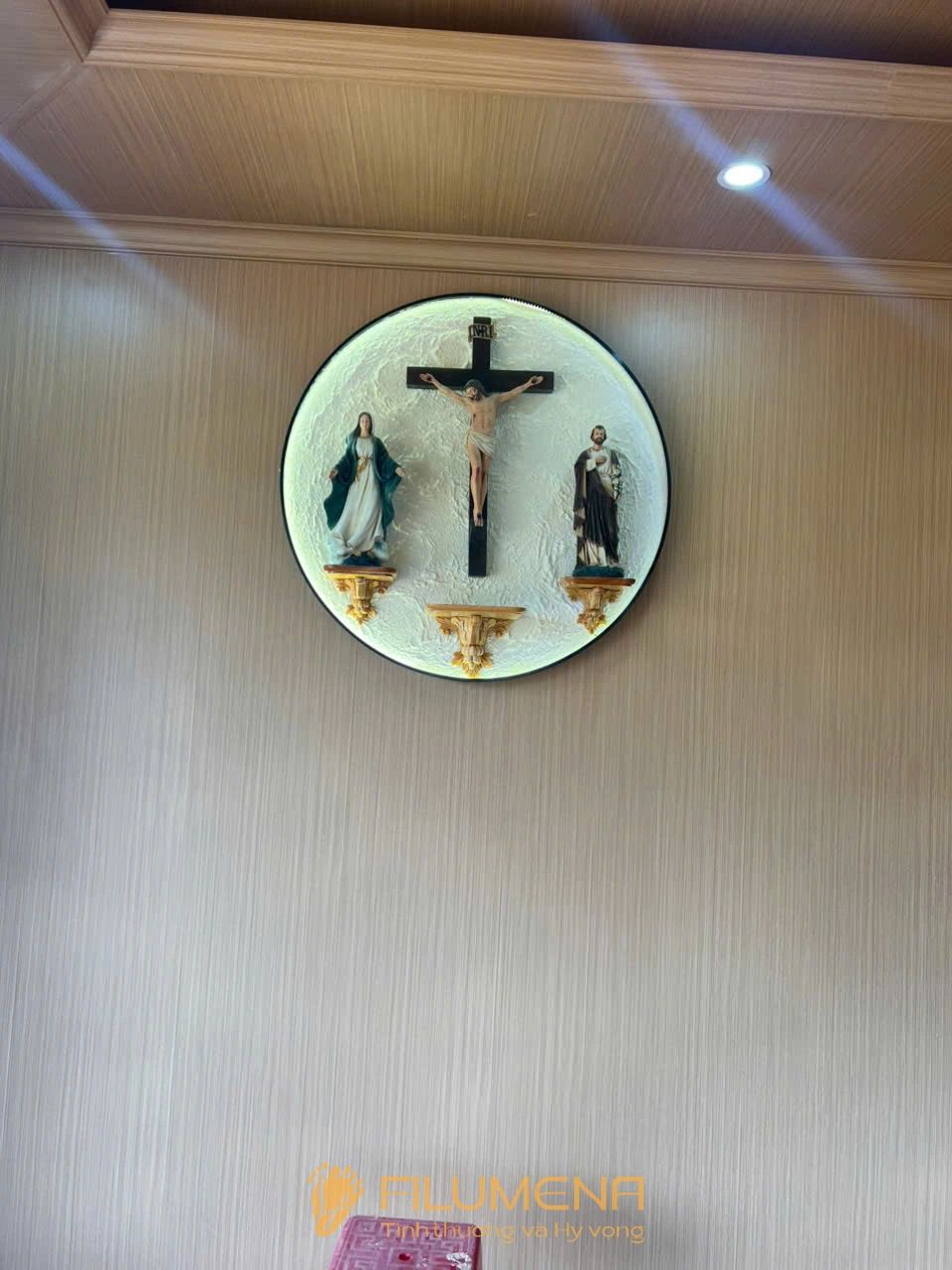 Một số hình ảnh không gian bàn thờ trong nhà giúp người đọc cảm nhận rõ hơn cách màu sắc của tượng Chúa chịu nạn ảnh hưởng đến bầu khí chung