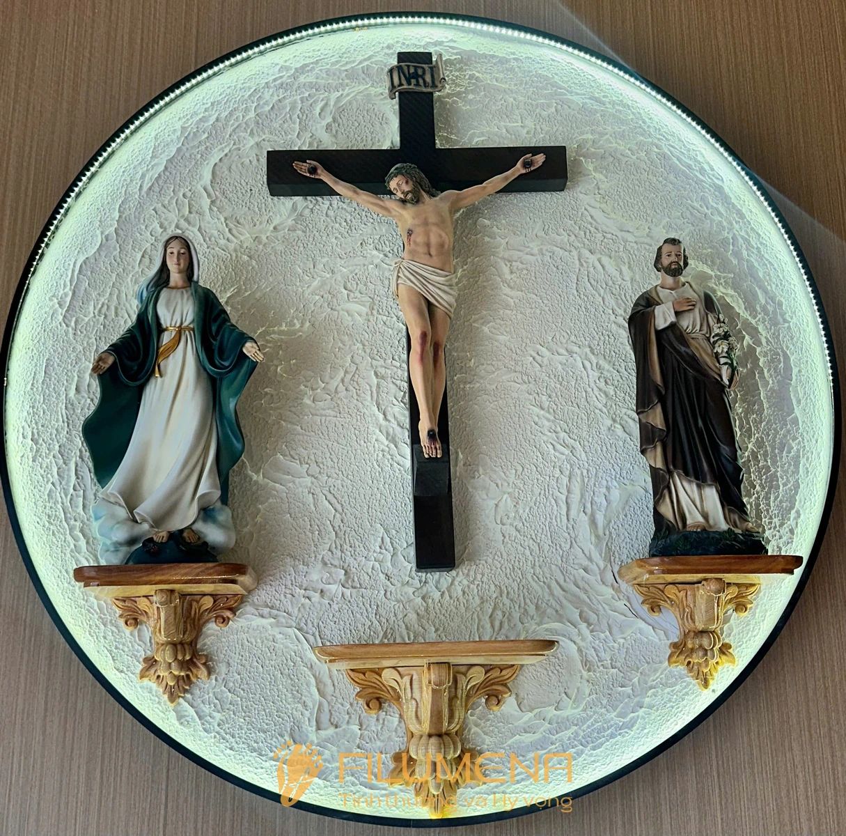 Một số hình ảnh thực tế về tượng Chúa trong không gian nhà ở giúp người đọc hình dung rõ hơn vì sao đây là món quà tân gia Công giáo có thể hiện diện bền lâu