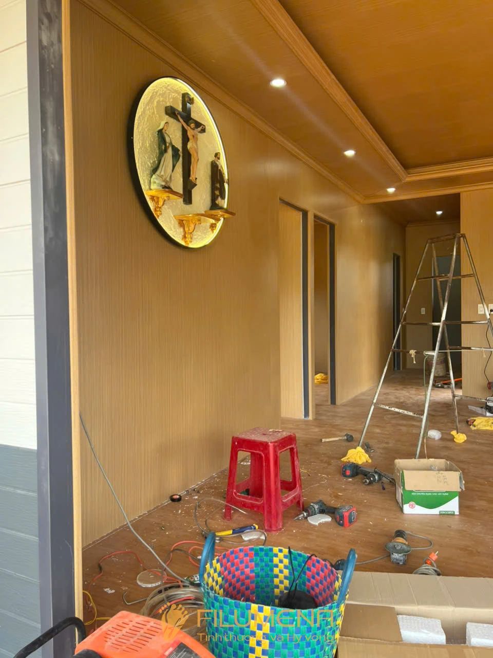 Một số hình ảnh không gian bàn thờ trong nhà giúp người đọc cảm nhận rõ hơn cách màu sắc của tượng Chúa chịu nạn ảnh hưởng đến bầu khí chung