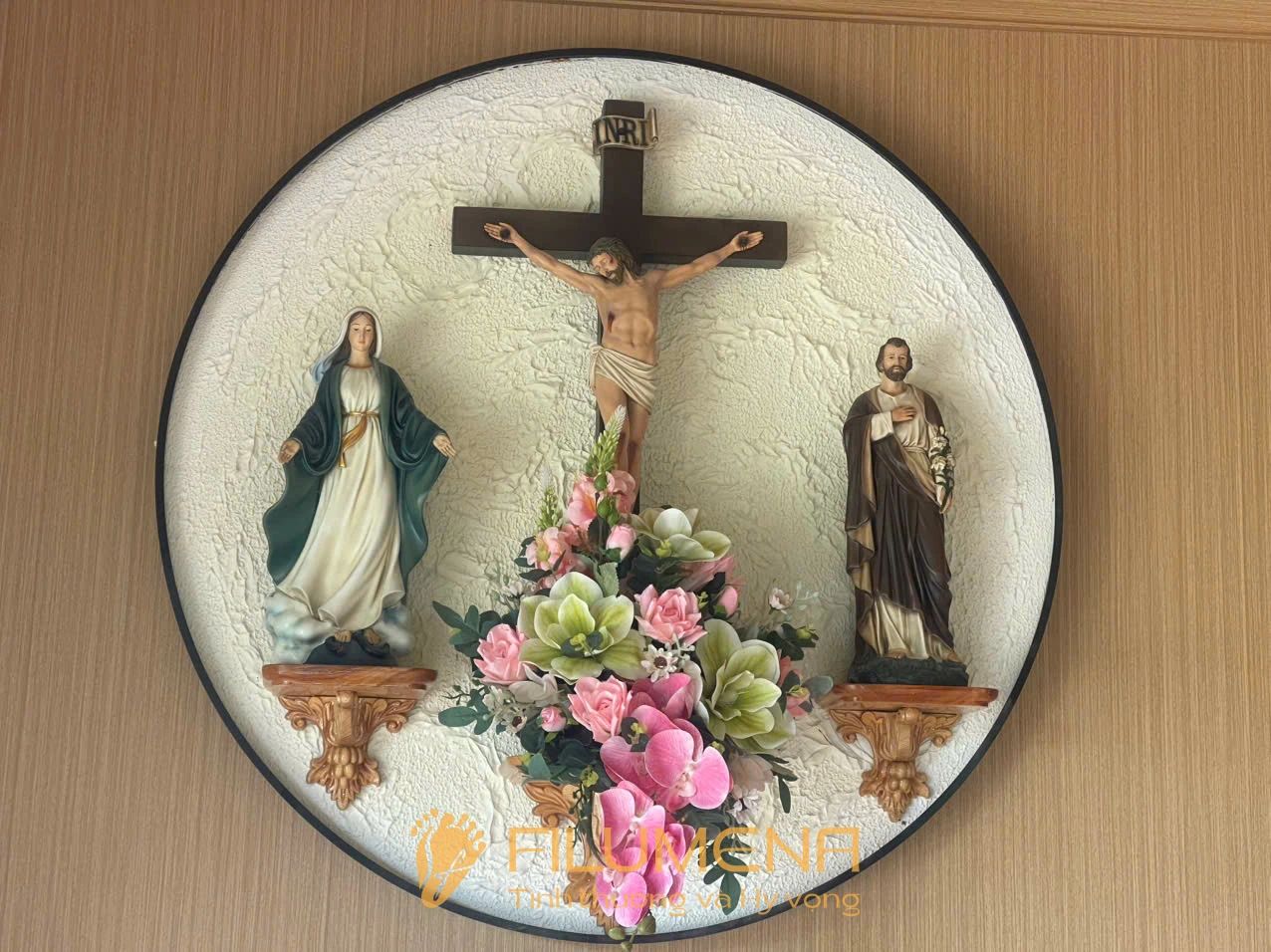 Một số hình ảnh thực tế về tượng Chúa trong không gian nhà ở giúp người đọc hình dung rõ hơn vì sao đây là món quà tân gia Công giáo có thể hiện diện bền lâu