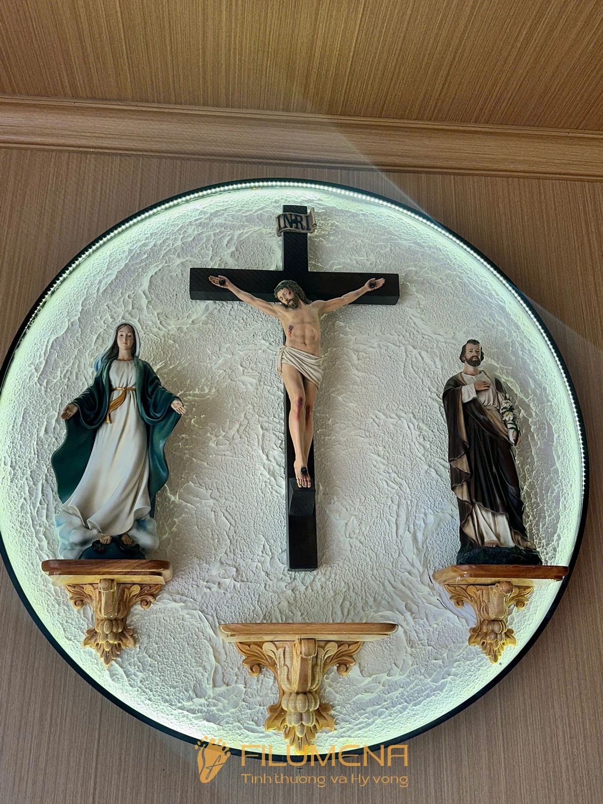 Một số hình ảnh thực tế về tượng Chúa trong không gian nhà ở giúp người đọc hình dung rõ hơn vì sao đây là món quà tân gia Công giáo có thể hiện diện bền lâu