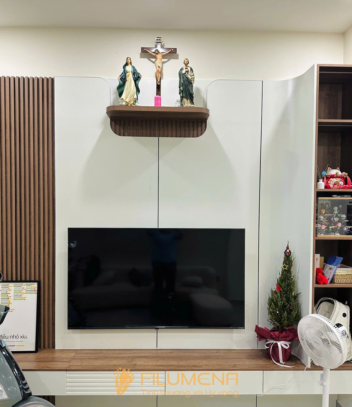 Một số hình ảnh không gian bàn thờ trong nhà giúp người đọc cảm nhận rõ hơn cách màu sắc của tượng Chúa chịu nạn ảnh hưởng đến bầu khí chung