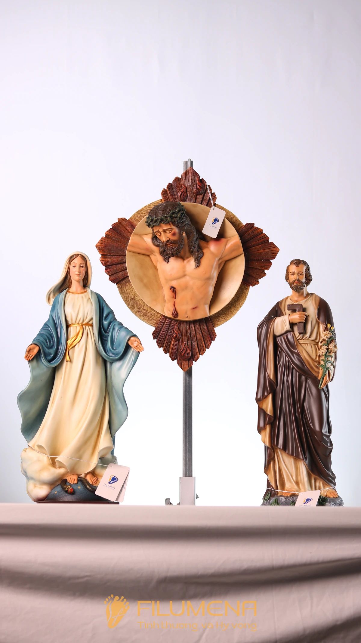 Bàn thờ Chúa phòng khách tại Đắk Lắk. Tượng Công giáo Filumena là tượng của Tình thương và Hy vọng. Bản quyền các tác phẩm tượng Công giáo thuộc về Filumena Art, Cộng hòa Pháp. Filumena sáng tác và sản xuất nhiều mẫu tượng Công giáo khác như Tượng Giáng sinh, Tượng Chúa Giáng sinh, Bàn thờ Công giáo phòng khách, Bàn thờ Chúa phòng khách, Tượng công giáo đẹp