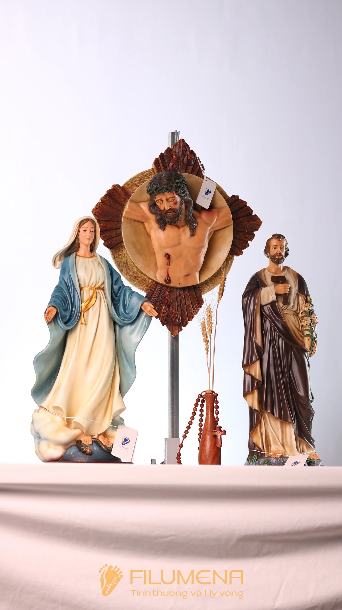 Bàn thờ Chúa phòng khách tại Hà Tĩnh. Tượng Công giáo Filumena là tượng của Tình thương và Hy vọng. Bản quyền các tác phẩm tượng Công giáo thuộc về Filumena Art, Cộng hòa Pháp. Filumena sáng tác và sản xuất nhiều mẫu tượng Công giáo khác như Tượng Giáng sinh, Tượng Chúa Giáng sinh, Bàn thờ Công giáo phòng khách, Tượng công giáo đẹp, Tượng công giáo mini