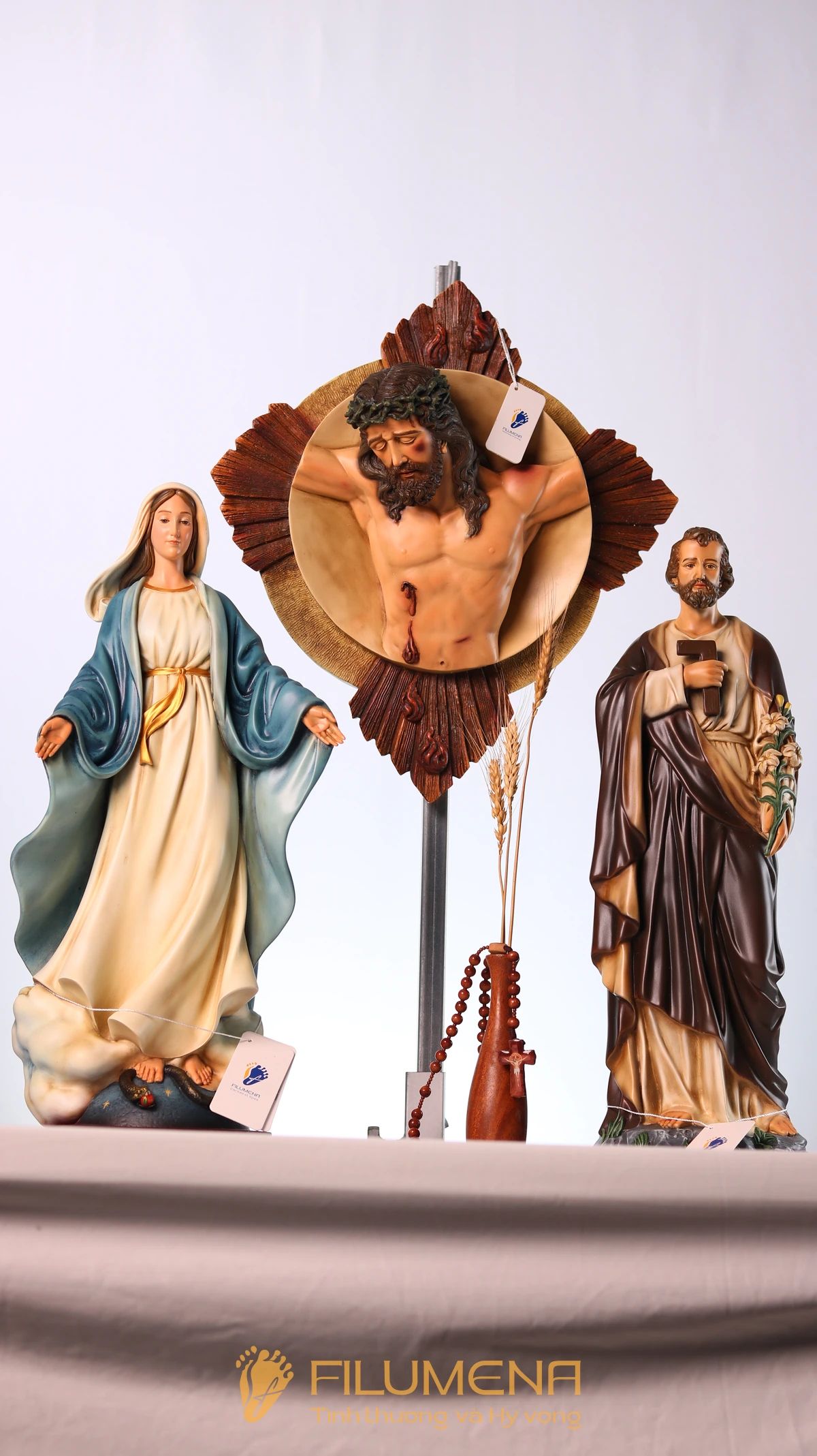Bàn thờ Chúa phòng khách tại Đắk Lắk. Tượng Công giáo Filumena là tượng của Tình thương và Hy vọng. Bản quyền các tác phẩm tượng Công giáo thuộc về Filumena Art, Cộng hòa Pháp. Filumena sáng tác và sản xuất nhiều mẫu tượng Công giáo khác như Tượng Giáng sinh, Tượng Chúa Giáng sinh, Bàn thờ Công giáo phòng khách, Bàn thờ Chúa phòng khách, Tượng công giáo đẹp