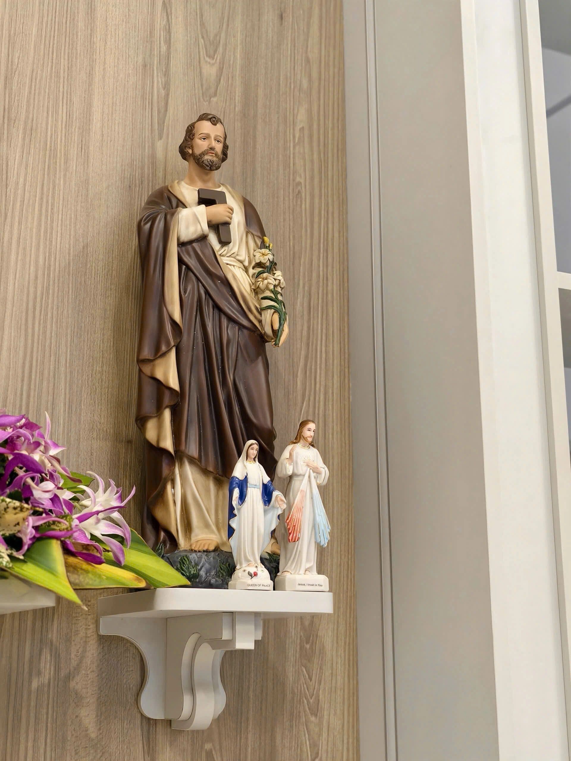 Bàn thờ Chúa - tượng Công giáo Filumena tại Nhà sách Dòng Mến Thánh Giá Hà Nội. Tượng Công giáo Filumena là tượng của Tình thương và Hy vọng. Bản quyền các tác phẩm tượng Công giáo thuộc về Filumena Art, Cộng hòa Pháp. Filumena sáng tác và sản xuất nhiều mẫu tượng Công giáo khác như Tượng Giáng sinh mini, Tượng Chúa hài đồng, Tượng Đức Mẹ La Vang, Tượng Thánh Antôn, Bàn thờ Chúa