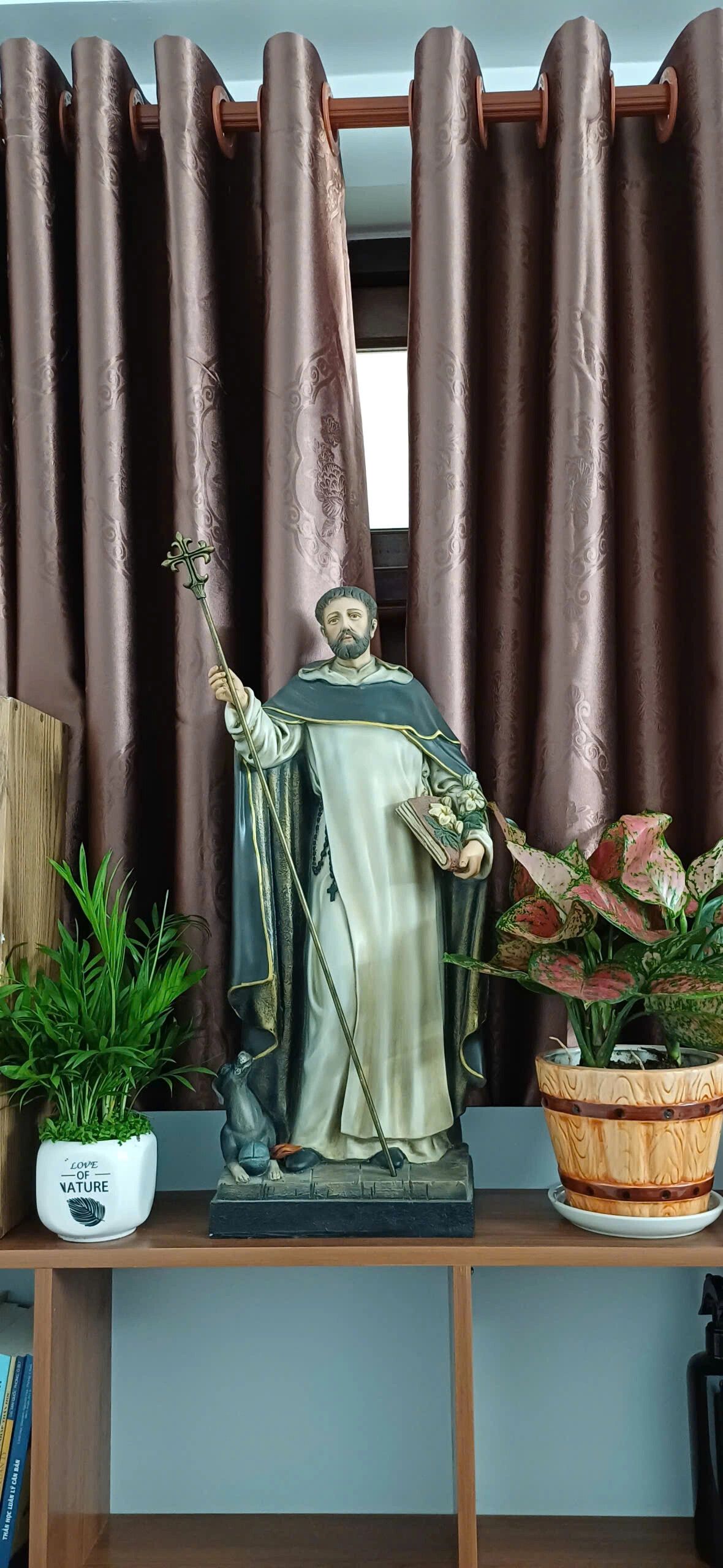 Bàn thờ Chúa - tượng Công giáo Filumena tại Nhà sách Dòng Mến Thánh Giá Hà Nội. Tượng Công giáo Filumena là tượng của Tình thương và Hy vọng. Bản quyền các tác phẩm tượng Công giáo thuộc về Filumena Art, Cộng hòa Pháp. Filumena sáng tác và sản xuất nhiều mẫu tượng Công giáo khác như Tượng Giáng sinh mini, Tượng Chúa hài đồng, Tượng Đức Mẹ La Vang, Tượng Thánh Antôn, Bàn thờ Chúa