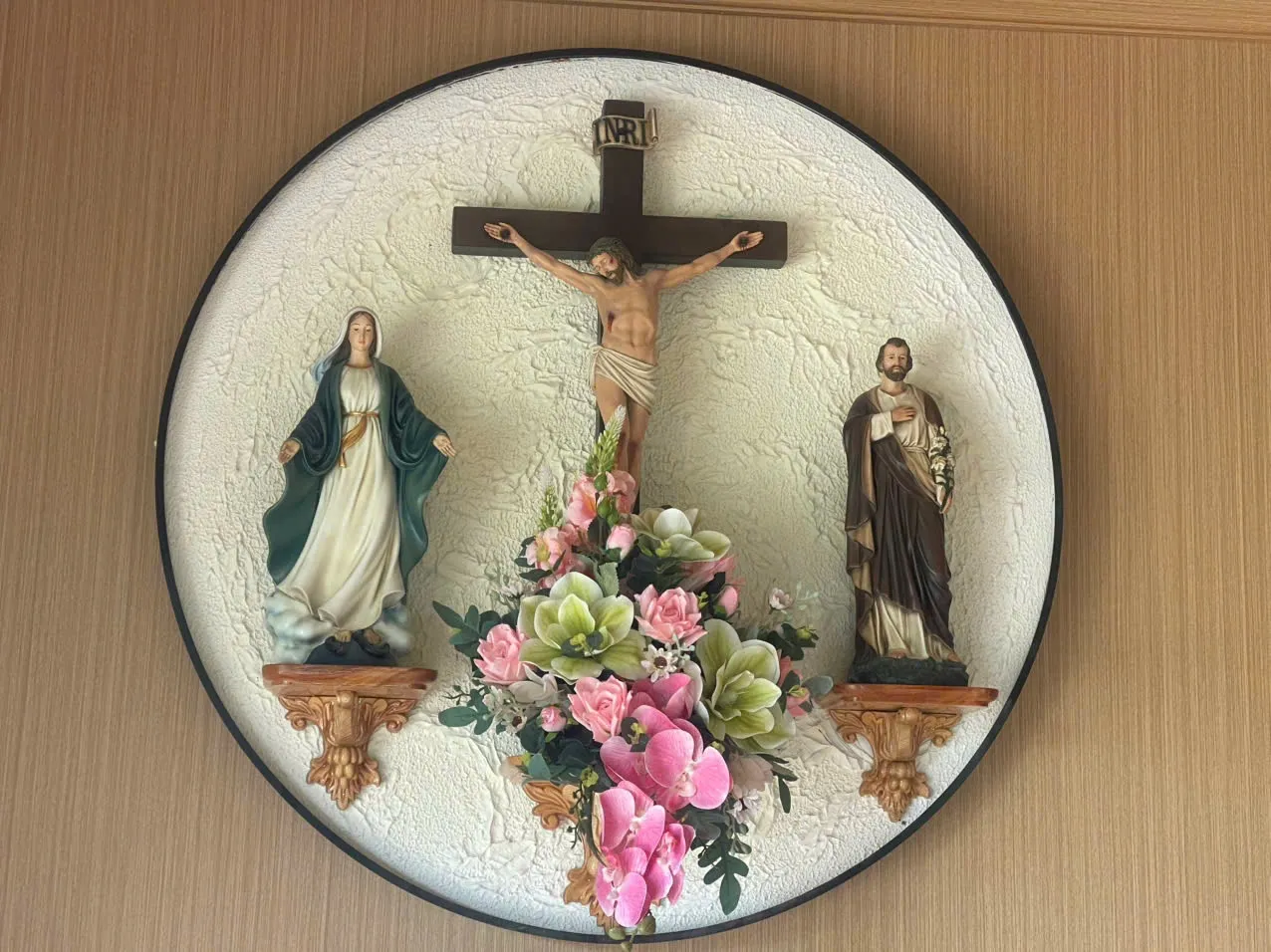 Bàn thờ Chúa - tượng Công giáo Filumena tại Đồng Nai. Tượng Công Giáo Filumena được sáng tác bởi các nghệ sĩ Filumena. Mỗi tác phẩm đều là đóng góp của quý vị cho các việc bác ái. Tượng làm bằng chất liệu bột đá tự nhiên và resin, có đủ các kích thước từ 15, 20 cm tới 1m và lớn hơn nữa.