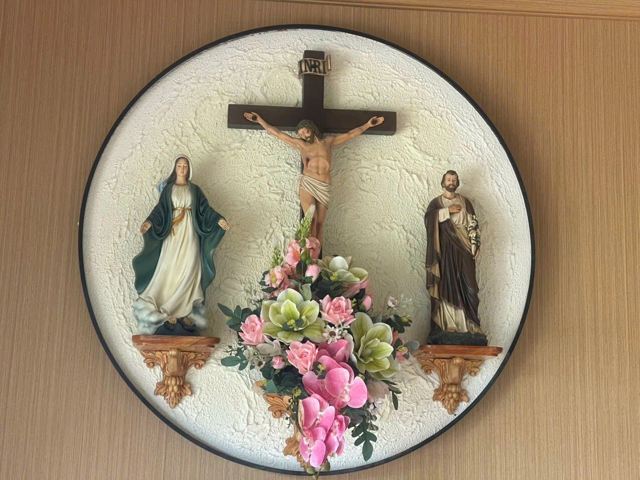 Bàn thờ Chúa - tượng Công giáo Filumena tại Mỹ. Tượng Công giáo Filumena là tượng của Tình thương và Hy vọng. Bản quyền các tác phẩm tượng Công giáo thuộc về Filumena Art, Cộng hòa Pháp. Filumena sáng tác và sản xuất nhiều mẫu tượng Công giáo khác như Tượng Giáng sinh mini, Tượng Chúa hài đồng, Tượng Đức Mẹ La Vang, Tượng Thánh Antôn, Bàn thờ Chúa