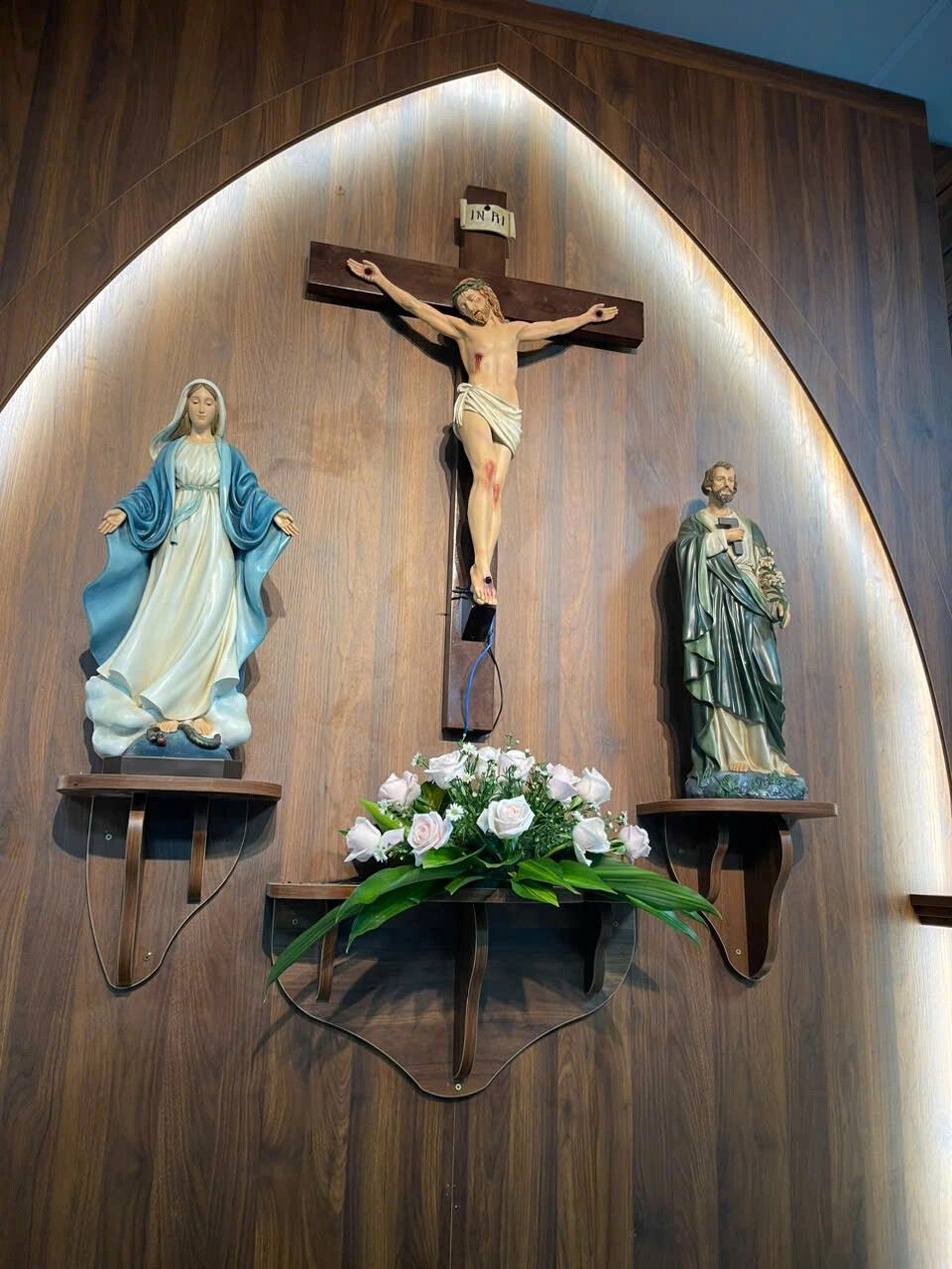 Bàn thờ Chúa - tượng Công giáo Filumena tại Nhà sách Dòng Mến Thánh Giá Hà Nội. Tượng Công giáo Filumena là tượng của Tình thương và Hy vọng. Bản quyền các tác phẩm tượng Công giáo thuộc về Filumena Art, Cộng hòa Pháp. Filumena sáng tác và sản xuất nhiều mẫu tượng Công giáo khác như Tượng Giáng sinh mini, Tượng Chúa hài đồng, Tượng Đức Mẹ La Vang, Tượng Thánh Antôn, Bàn thờ Chúa