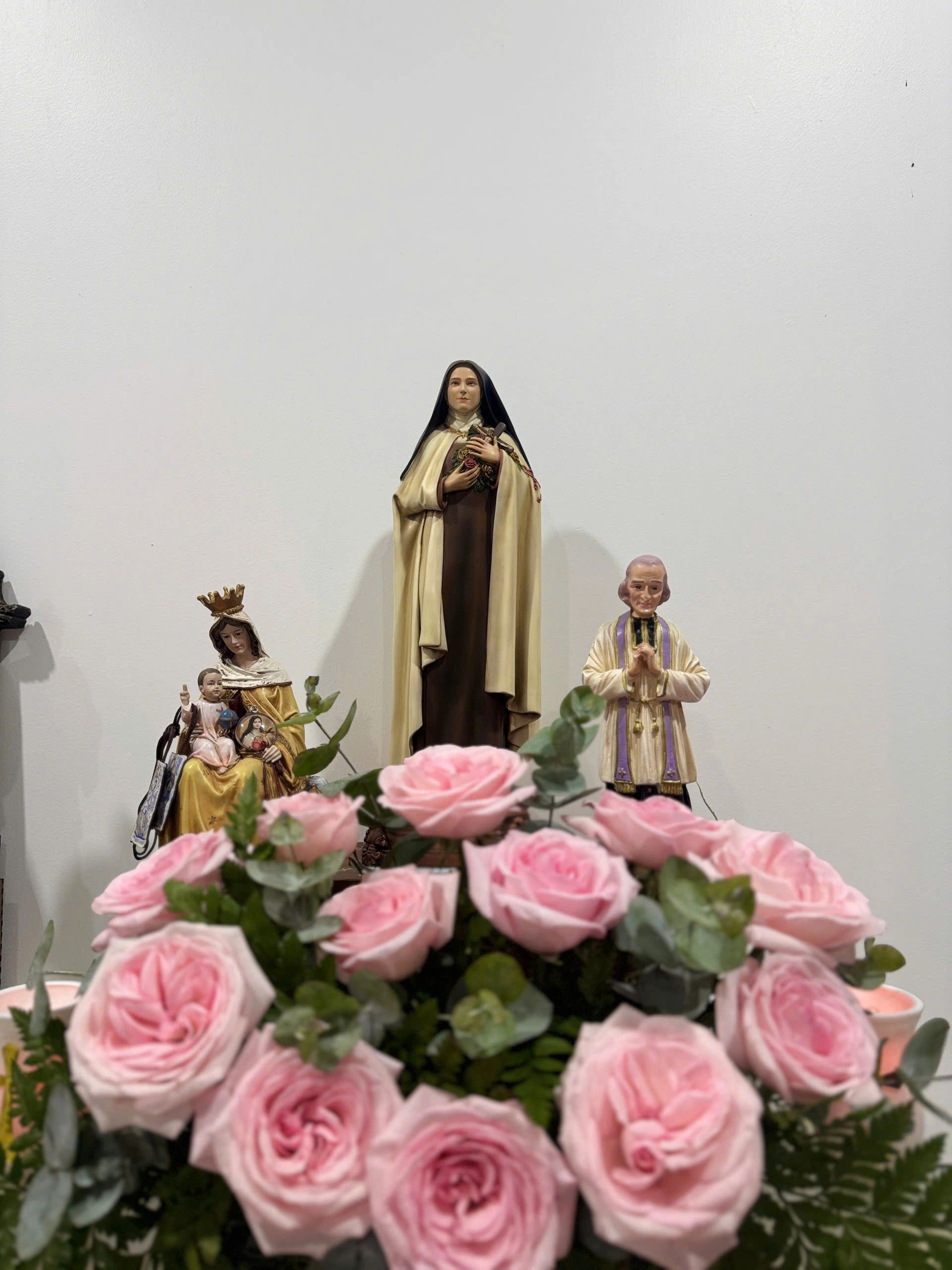 Bàn thờ Chúa - tượng Công giáo Filumena tại Nhà sách Kỳ Đồng. Tượng Công giáo Filumena là tượng của Tình thương và Hy vọng. Bản quyền các tác phẩm tượng Công giáo thuộc về Filumena Art, Cộng hòa Pháp. Filumena sáng tác và sản xuất nhiều mẫu tượng Công giáo khác như Tượng Đức Mẹ để xe ô tô, Tượng Đức Mẹ để xe hơi, Tượng Mẹ Maria, Tượng Đức Mẹ, Tượng Đức Mẹ Lộ Đức