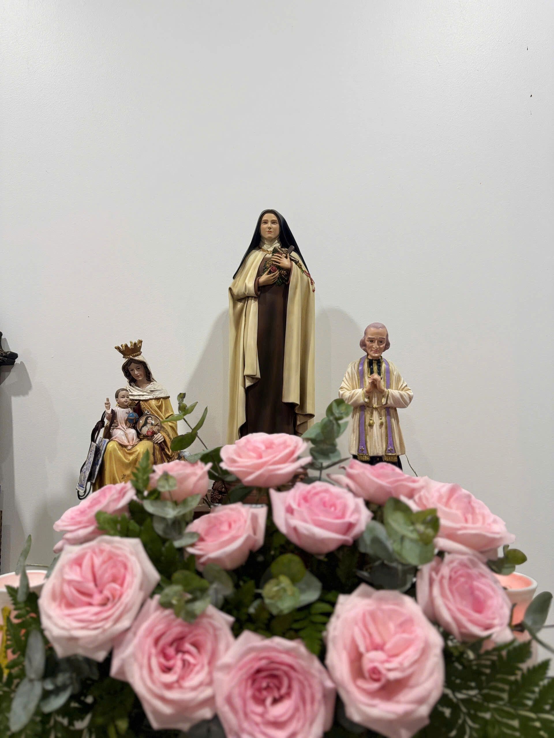 Bàn thờ Chúa - tượng Công giáo Filumena tại Mỹ. Tượng Công giáo Filumena là tượng của Tình thương và Hy vọng. Bản quyền các tác phẩm tượng Công giáo thuộc về Filumena Art, Cộng hòa Pháp. Filumena sáng tác và sản xuất nhiều mẫu tượng Công giáo khác như Tượng Giáng sinh mini, Tượng Chúa hài đồng, Tượng Đức Mẹ La Vang, Tượng Thánh Antôn, Bàn thờ Chúa