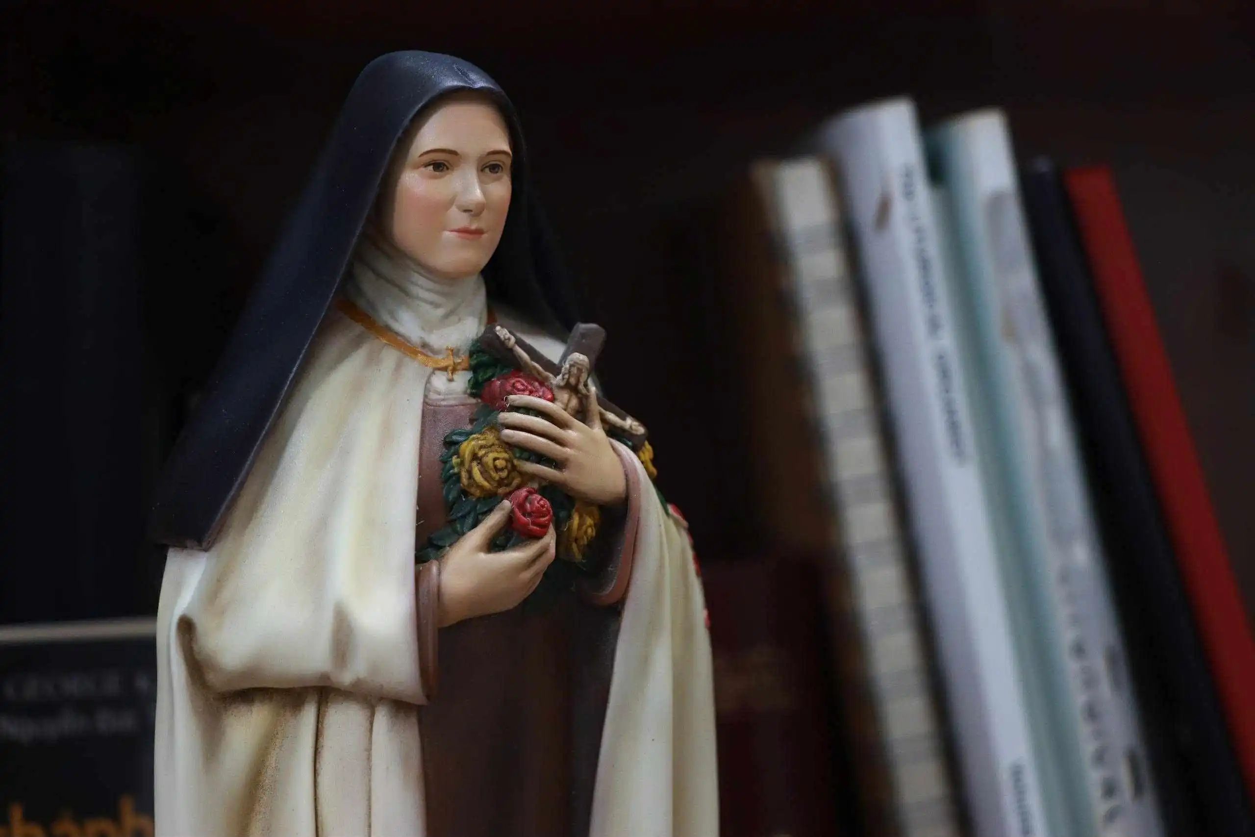 Bàn thờ Chúa - tượng Công giáo Filumena tại Nhà sách Kỳ Đồng. Tượng Công giáo Filumena là tượng của Tình thương và Hy vọng. Bản quyền các tác phẩm tượng Công giáo thuộc về Filumena Art, Cộng hòa Pháp. Filumena sáng tác và sản xuất nhiều mẫu tượng Công giáo khác như Tượng Đức Mẹ để xe ô tô, Tượng Đức Mẹ để xe hơi, Tượng Mẹ Maria, Tượng Đức Mẹ, Tượng Đức Mẹ Lộ Đức