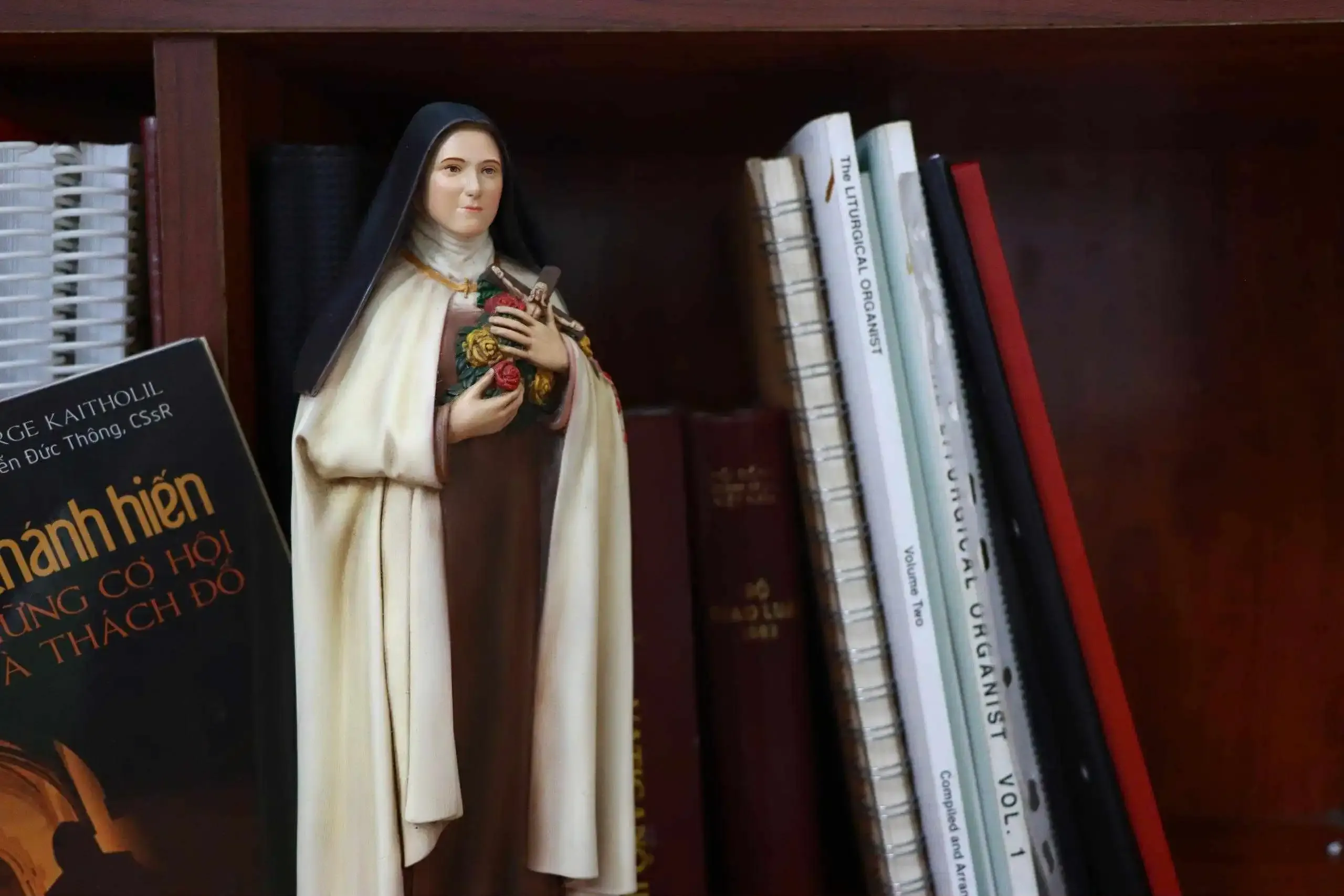 Bàn thờ Chúa - tượng Công giáo Filumena tại Kiên Lao. Tượng Công Giáo Filumena được sáng tác bởi các nghệ sĩ Filumena. Mỗi tác phẩm đều là đóng góp của quý vị cho các việc bác ái. Tượng làm bằng chất liệu bột đá tự nhiên và resin, có đủ các kích thước từ 15, 20 cm tới 1m và lớn hơn nữa.