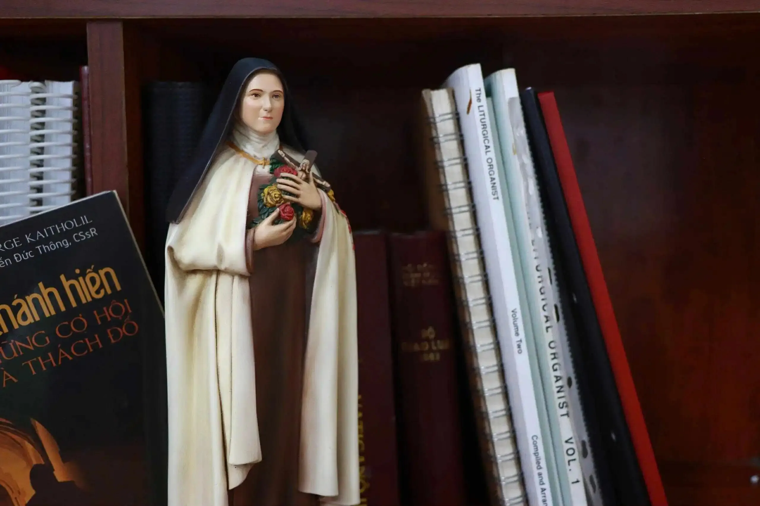 Bàn thờ Chúa - tượng Công giáo Filumena tại Nhà sách Dòng Mến Thánh Giá Hà Nội. Tượng Công Giáo Filumena được sáng tác bởi các nghệ sĩ Filumena. Mỗi tác phẩm đều là đóng góp của quý vị cho các việc bác ái. Tượng làm bằng chất liệu bột đá tự nhiên và resin, có đủ các kích thước từ 15, 20 cm tới 1m và lớn hơn nữa.