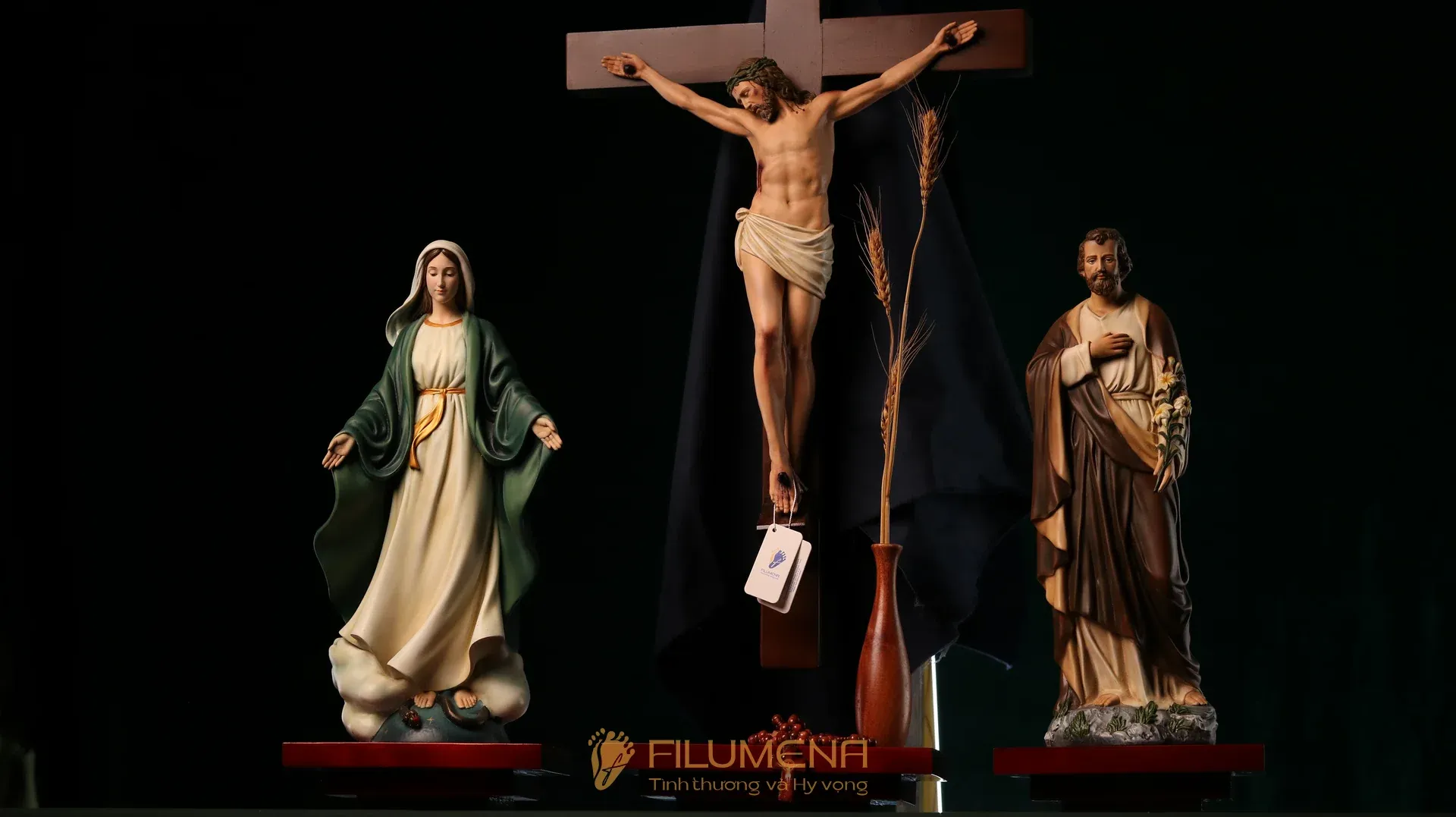 Bàn thờ Công giáo phòng khách tại Nhà sách Đức Mẹ Hằng Cứu Giúp. Tượng Công Giáo Filumena được sáng tác bởi các nghệ sĩ Filumena. Mỗi tác phẩm đều là đóng góp của quý vị cho các việc bác ái. Tượng làm bằng chất liệu bột đá tự nhiên và resin, có đủ các kích thước từ 15, 20 cm tới 1m và lớn hơn nữa.