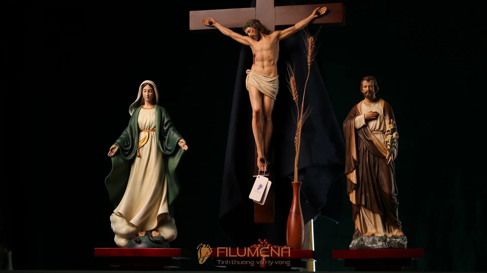 Bàn thờ Chúa phòng khách tại Nhà sách Dòng Mến Thánh Giá Hà Nội. Tượng Công giáo Filumena là tượng của Tình thương và Hy vọng. Bản quyền các tác phẩm tượng Công giáo thuộc về Filumena Art, Cộng hòa Pháp. Filumena sáng tác và sản xuất nhiều mẫu tượng Công giáo khác như Tượng công giáo mini, Tượng chuộc tội, Tượng chịu nạn, Tượng Chúa Giê-su, Tượng Chúa