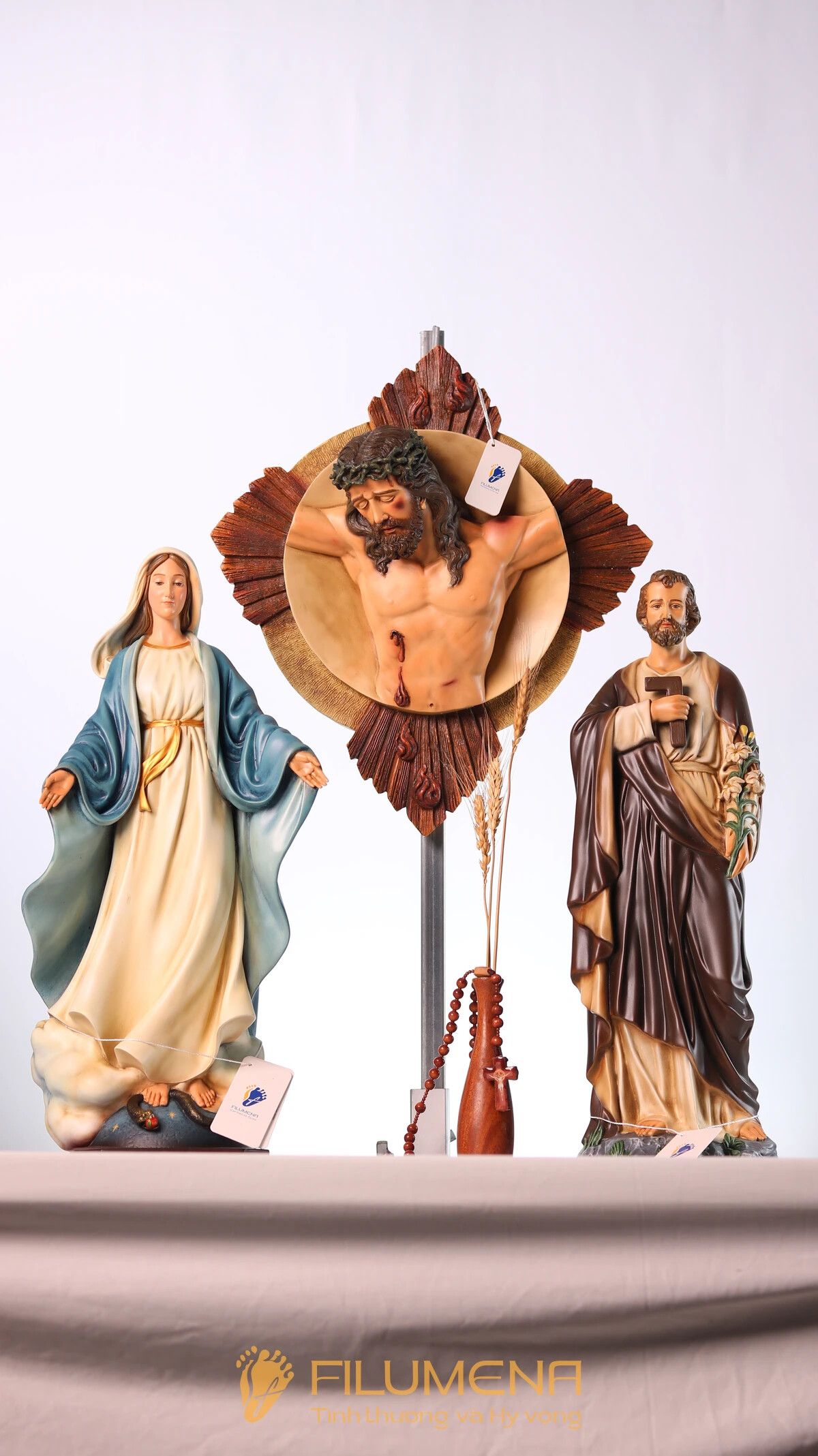 Bàn thờ Chúa phòng khách tại Nhà sách Dòng Mến Thánh Giá Hà Nội. Tượng Công giáo Filumena là tượng của Tình thương và Hy vọng. Bản quyền các tác phẩm tượng Công giáo thuộc về Filumena Art, Cộng hòa Pháp. Filumena sáng tác và sản xuất nhiều mẫu tượng Công giáo khác như Tượng công giáo mini, Tượng chuộc tội, Tượng chịu nạn, Tượng Chúa Giê-su, Tượng Chúa