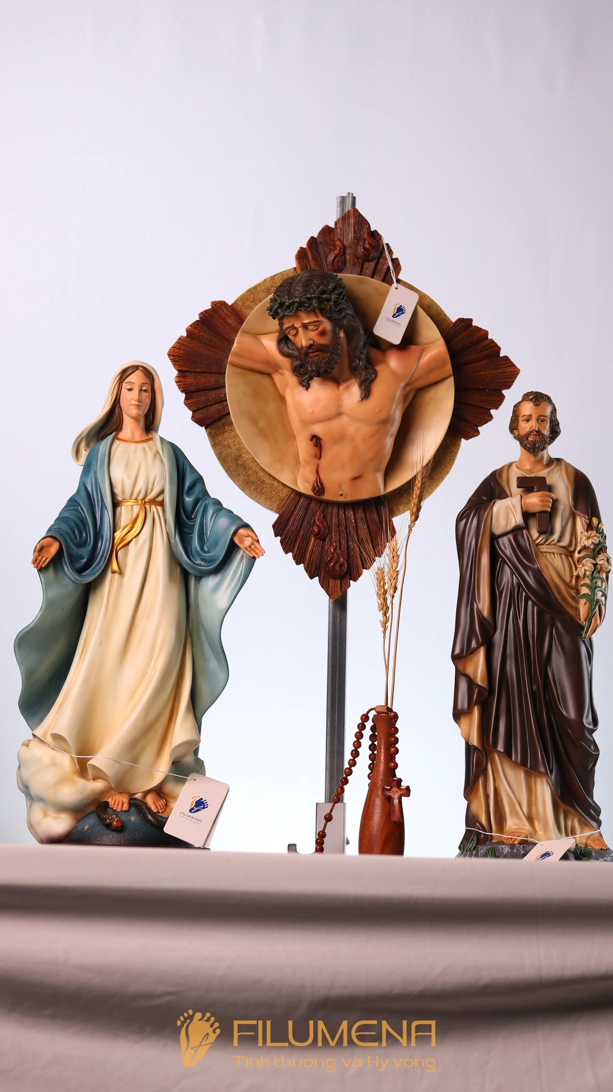 Bàn thờ Công giáo tại nước ngoài. Tượng Công giáo Filumena là tượng của Tình thương và Hy vọng. Bản quyền các tác phẩm tượng Công giáo thuộc về Filumena Art, Cộng hòa Pháp. Filumena sáng tác và sản xuất nhiều mẫu tượng Công giáo khác như Tượng chịu nạn, Tượng công giáo mini, Tượng công giáo đẹp, Bàn thờ Chúa phòng khách, Bàn thờ Công giáo phòng khách