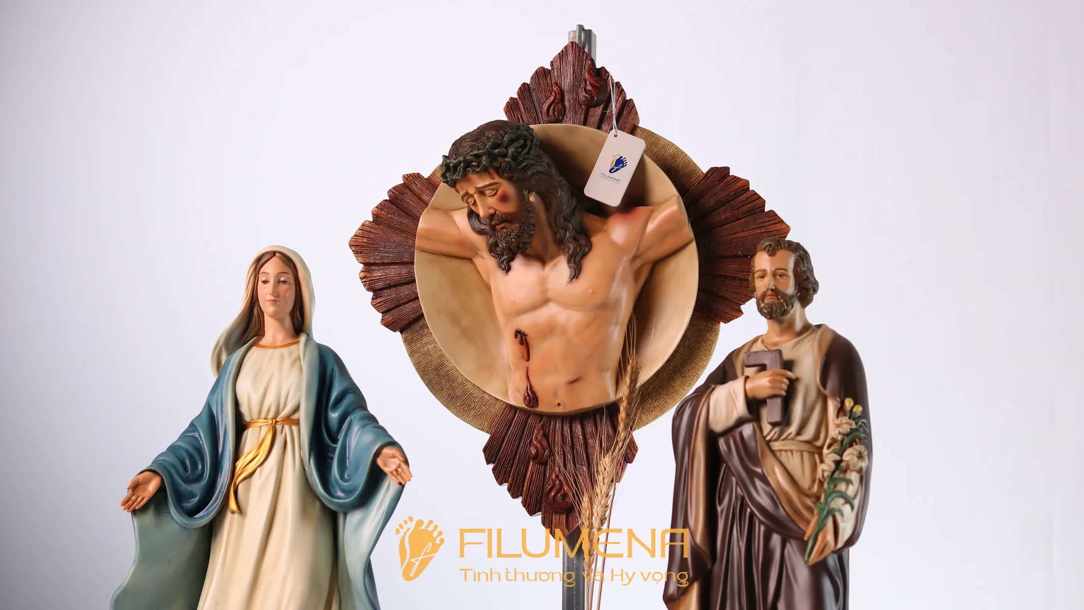 Bàn thờ Công giáo tại TGP. Sài Gòn. Tượng Công Giáo Filumena được sáng tác bởi các nghệ sĩ Filumena. Mỗi tác phẩm đều là đóng góp của quý vị cho các việc bác ái. Tượng làm bằng chất liệu bột đá tự nhiên và resin, có đủ các kích thước từ 15, 20 cm tới 1m và lớn hơn nữa.
