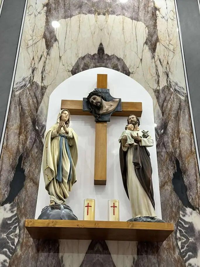 Bàn thờ Chúa - tượng Công giáo Filumena tại Nhà sách Dòng Mến Thánh Giá Hà Nội. Tượng Công giáo Filumena là tượng của Tình thương và Hy vọng. Bản quyền các tác phẩm tượng Công giáo thuộc về Filumena Art, Cộng hòa Pháp. Filumena sáng tác và sản xuất nhiều mẫu tượng Công giáo khác như Tượng Giáng sinh mini, Tượng Chúa hài đồng, Tượng Đức Mẹ La Vang, Tượng Thánh Antôn, Bàn thờ Chúa