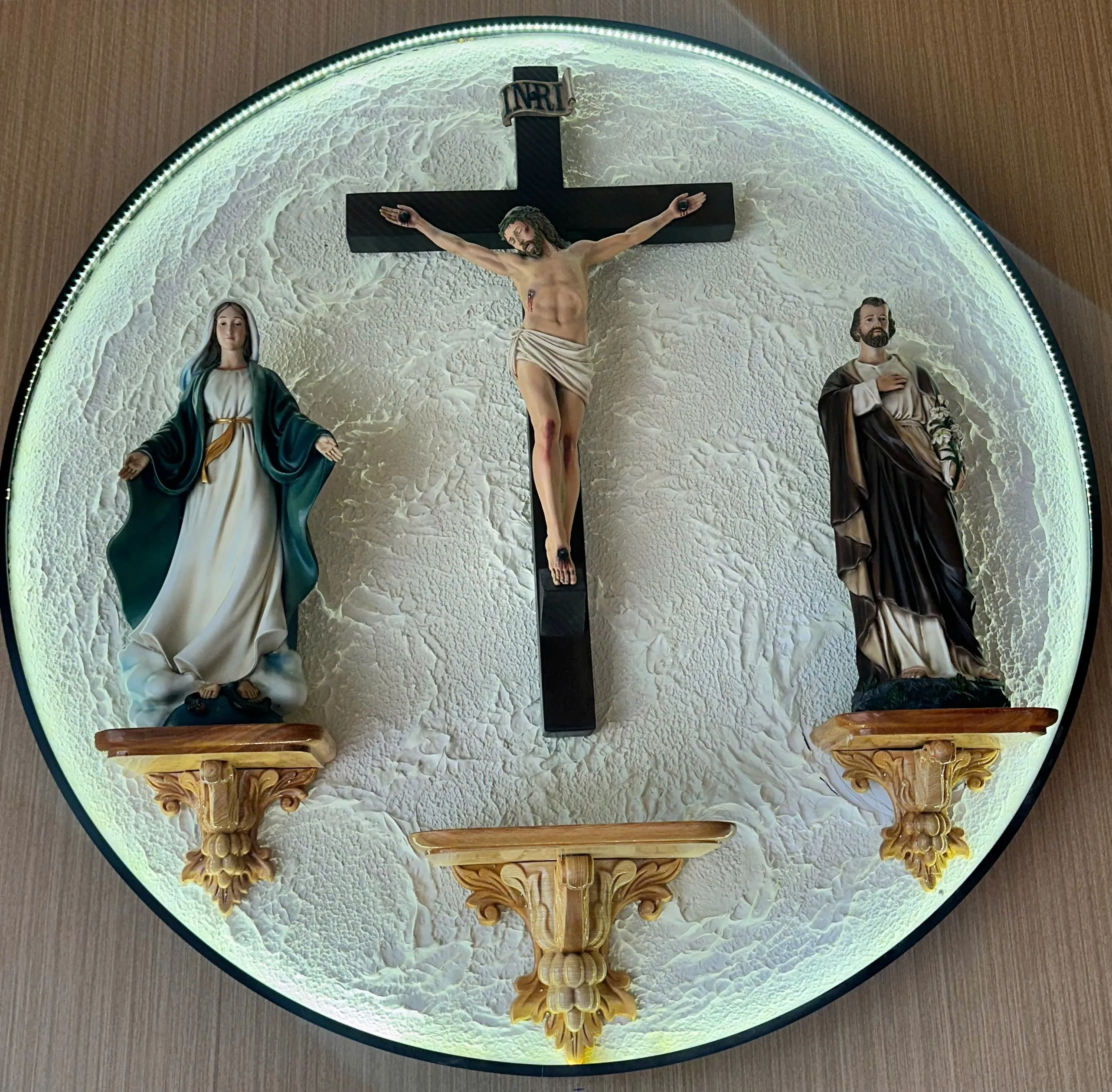 Bàn thờ Công giáo phòng khách tại Bùi Chu. Tượng Công Giáo Filumena được sáng tác bởi các nghệ sĩ Filumena. Mỗi tác phẩm đều là đóng góp của quý vị cho các việc bác ái. Tượng làm bằng chất liệu bột đá tự nhiên và resin, có đủ các kích thước từ 15, 20 cm tới 1m và lớn hơn nữa.