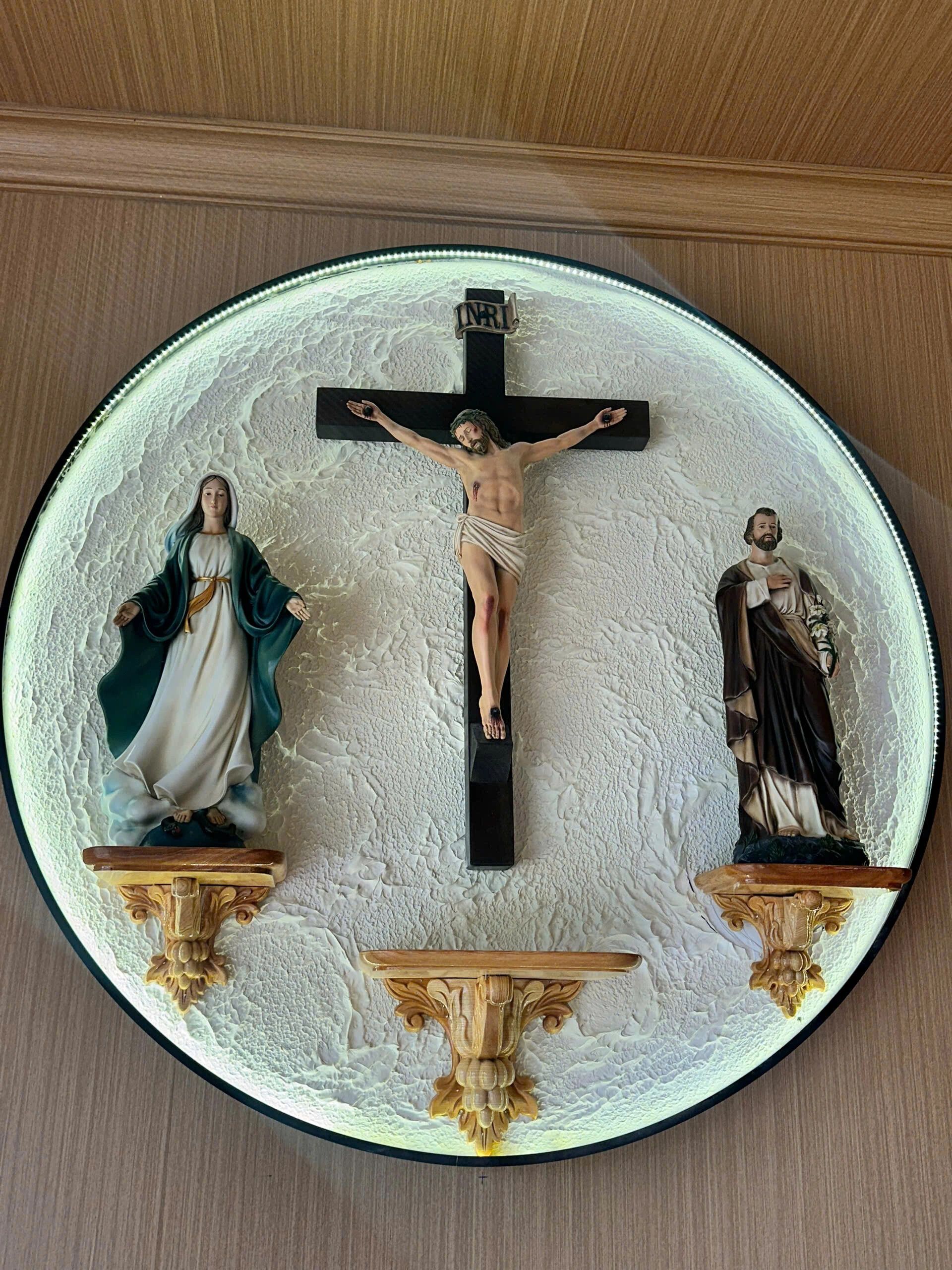 Bàn thờ Chúa phòng khách tại Nhà sách Dòng Mến Thánh Giá Hà Nội. Tượng Công giáo Filumena là tượng của Tình thương và Hy vọng. Bản quyền các tác phẩm tượng Công giáo thuộc về Filumena Art, Cộng hòa Pháp. Filumena sáng tác và sản xuất nhiều mẫu tượng Công giáo khác như Tượng công giáo mini, Tượng chuộc tội, Tượng chịu nạn, Tượng Chúa Giê-su, Tượng Chúa