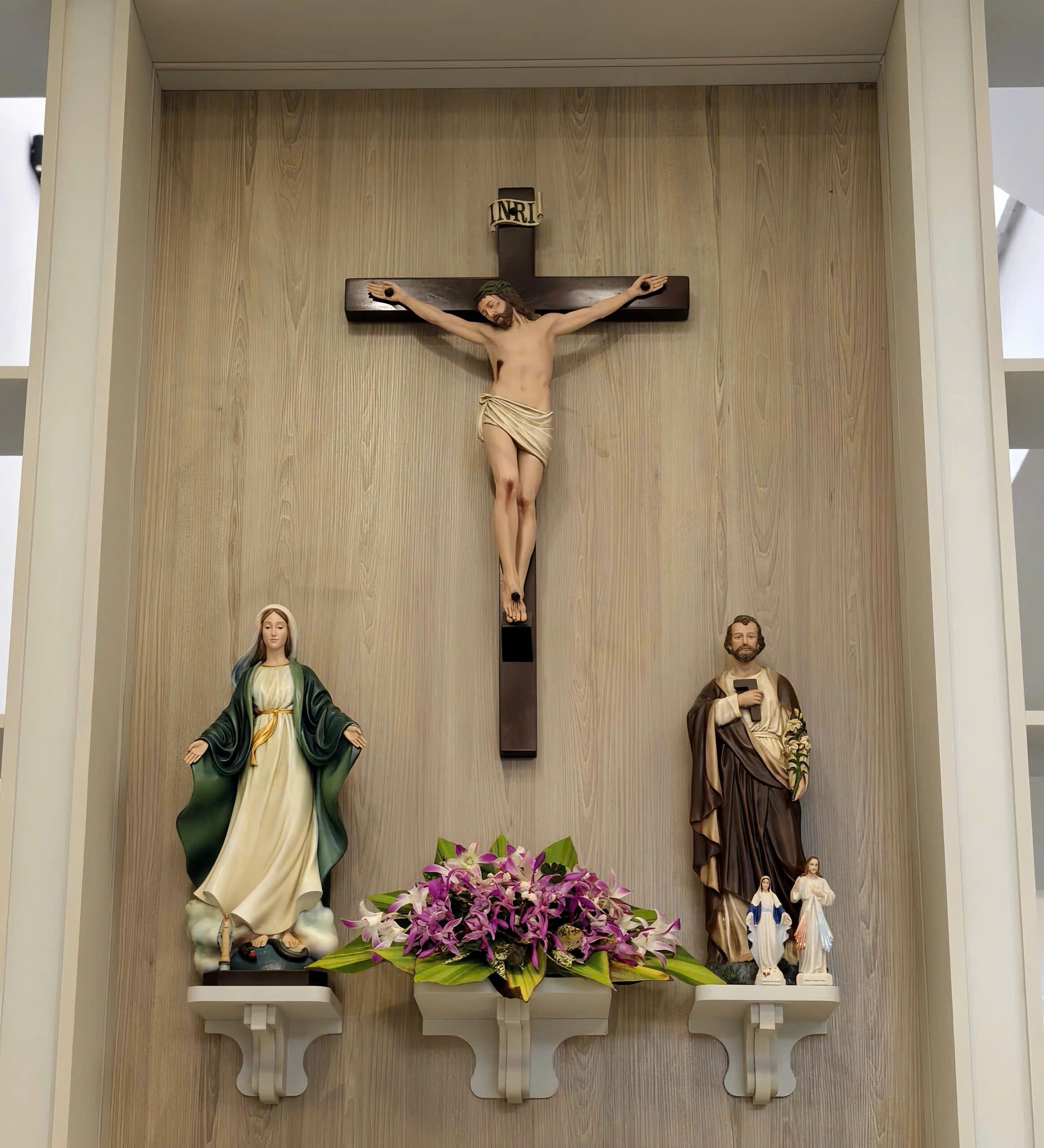 Bàn thờ Chúa - tượng Công giáo Filumena tại Nhà sách Dòng Mến Thánh Giá Hà Nội. Tượng Công giáo Filumena là tượng của Tình thương và Hy vọng. Bản quyền các tác phẩm tượng Công giáo thuộc về Filumena Art, Cộng hòa Pháp. Filumena sáng tác và sản xuất nhiều mẫu tượng Công giáo khác như Tượng Giáng sinh mini, Tượng Chúa hài đồng, Tượng Đức Mẹ La Vang, Tượng Thánh Antôn, Bàn thờ Chúa