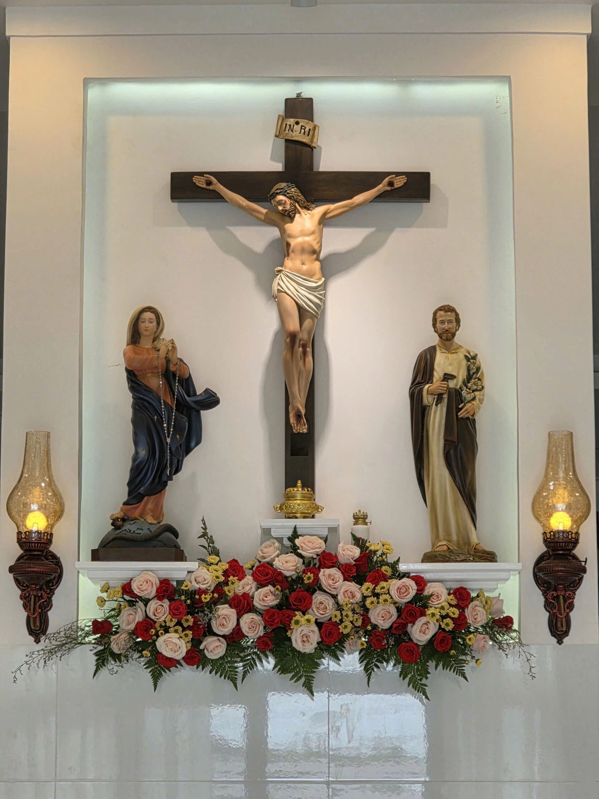 Bàn thờ Chúa - tượng Công giáo Filumena tại Nhà sách Dòng Mến Thánh Giá Hà Nội. Tượng Công giáo Filumena là tượng của Tình thương và Hy vọng. Bản quyền các tác phẩm tượng Công giáo thuộc về Filumena Art, Cộng hòa Pháp. Filumena sáng tác và sản xuất nhiều mẫu tượng Công giáo khác như Tượng Giáng sinh mini, Tượng Chúa hài đồng, Tượng Đức Mẹ La Vang, Tượng Thánh Antôn, Bàn thờ Chúa