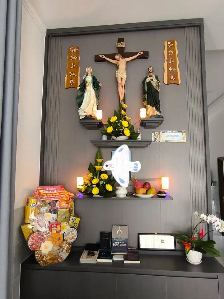 Bàn thờ Chúa - tượng Công giáo Filumena tại Nhà sách Dòng Mến Thánh Giá Hà Nội. Tượng Công giáo Filumena là tượng của Tình thương và Hy vọng. Bản quyền các tác phẩm tượng Công giáo thuộc về Filumena Art, Cộng hòa Pháp. Filumena sáng tác và sản xuất nhiều mẫu tượng Công giáo khác như Tượng Giáng sinh mini, Tượng Chúa hài đồng, Tượng Đức Mẹ La Vang, Tượng Thánh Antôn, Bàn thờ Chúa