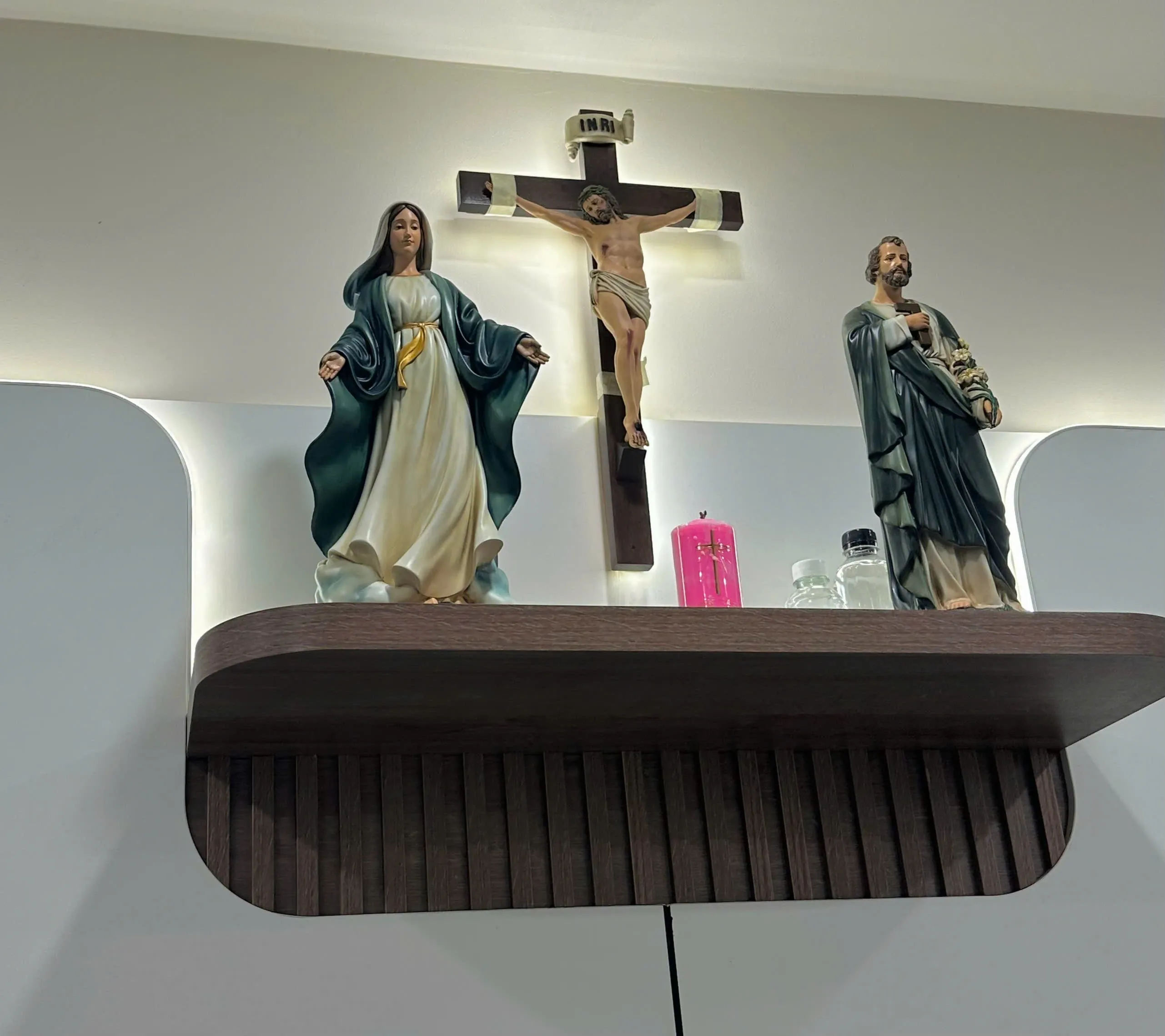 Bàn thờ Công giáo phòng khách tại Buôn Mê Thuột. Tượng Công Giáo Filumena được sáng tác bởi các nghệ sĩ Filumena. Mỗi tác phẩm đều là đóng góp của quý vị cho các việc bác ái. Tượng làm bằng chất liệu bột đá tự nhiên và resin, có đủ các kích thước từ 15, 20 cm tới 1m và lớn hơn nữa.