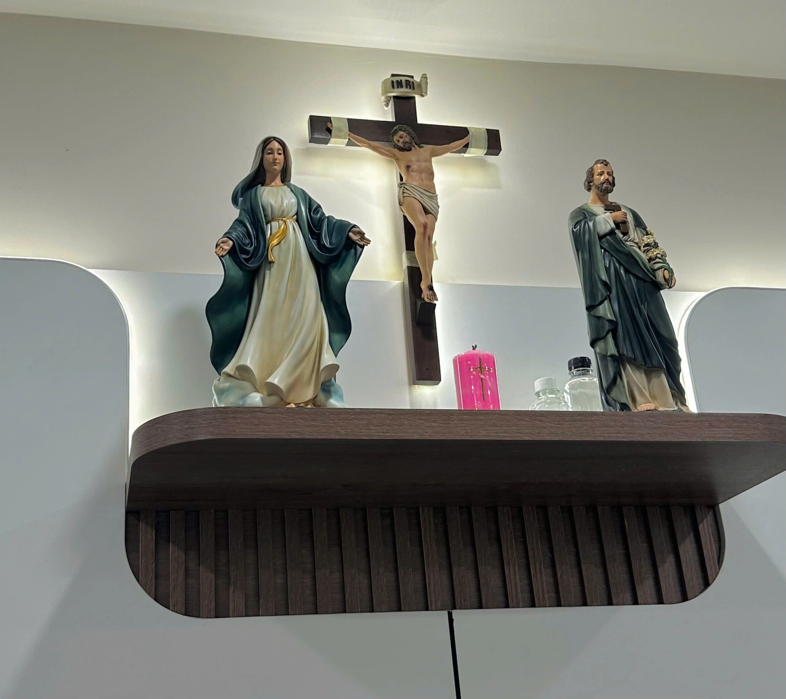 Các mẫu tượng Công giáo và bàn thờ Chúa đẹp của Filumena đang trưng bày tại các Nhà sách Công giáo Hà Nội. Một số mẫu bàn thờ Công giáo đẹp là hình ảnh do quý khách gửi về