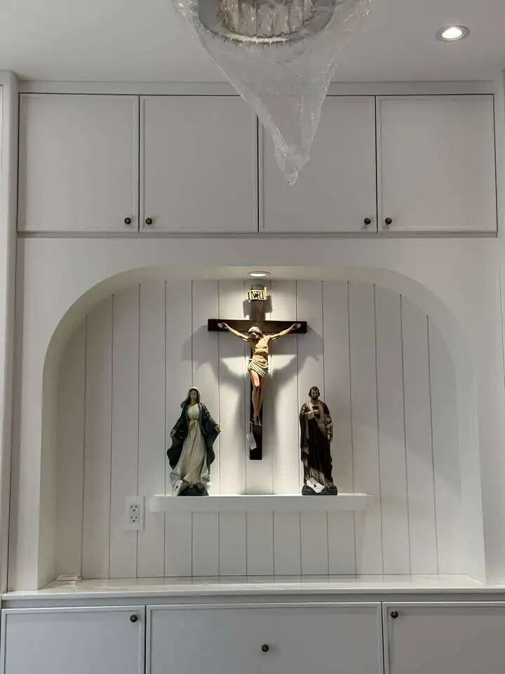 Bàn thờ Chúa - tượng Công giáo Filumena tại Nhà sách Dòng Mến Thánh Giá Hà Nội. Tượng Công giáo Filumena là tượng của Tình thương và Hy vọng. Bản quyền các tác phẩm tượng Công giáo thuộc về Filumena Art, Cộng hòa Pháp. Filumena sáng tác và sản xuất nhiều mẫu tượng Công giáo khác như Tượng Giáng sinh mini, Tượng Chúa hài đồng, Tượng Đức Mẹ La Vang, Tượng Thánh Antôn, Bàn thờ Chúa