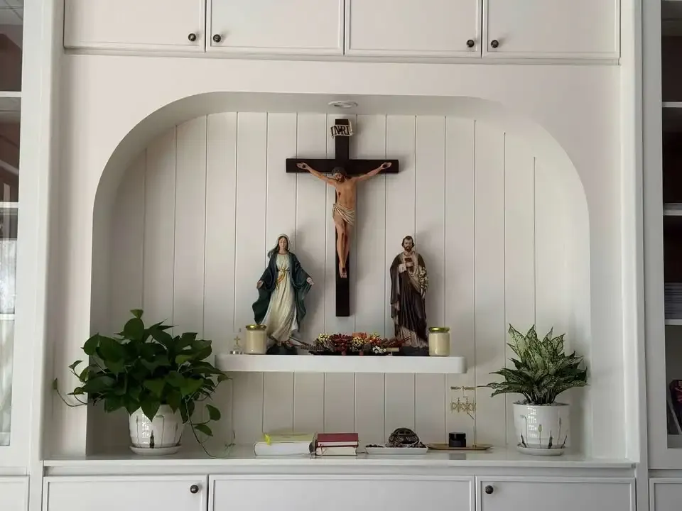 Bàn thờ Chúa - tượng Công giáo Filumena tại TP. Hồ Chí Minh. Tượng Công Giáo Filumena được sáng tác bởi các nghệ sĩ Filumena. Mỗi tác phẩm đều là đóng góp của quý vị cho các việc bác ái. Tượng làm bằng chất liệu bột đá tự nhiên và resin, có đủ các kích thước từ 15, 20 cm tới 1m và lớn hơn nữa.