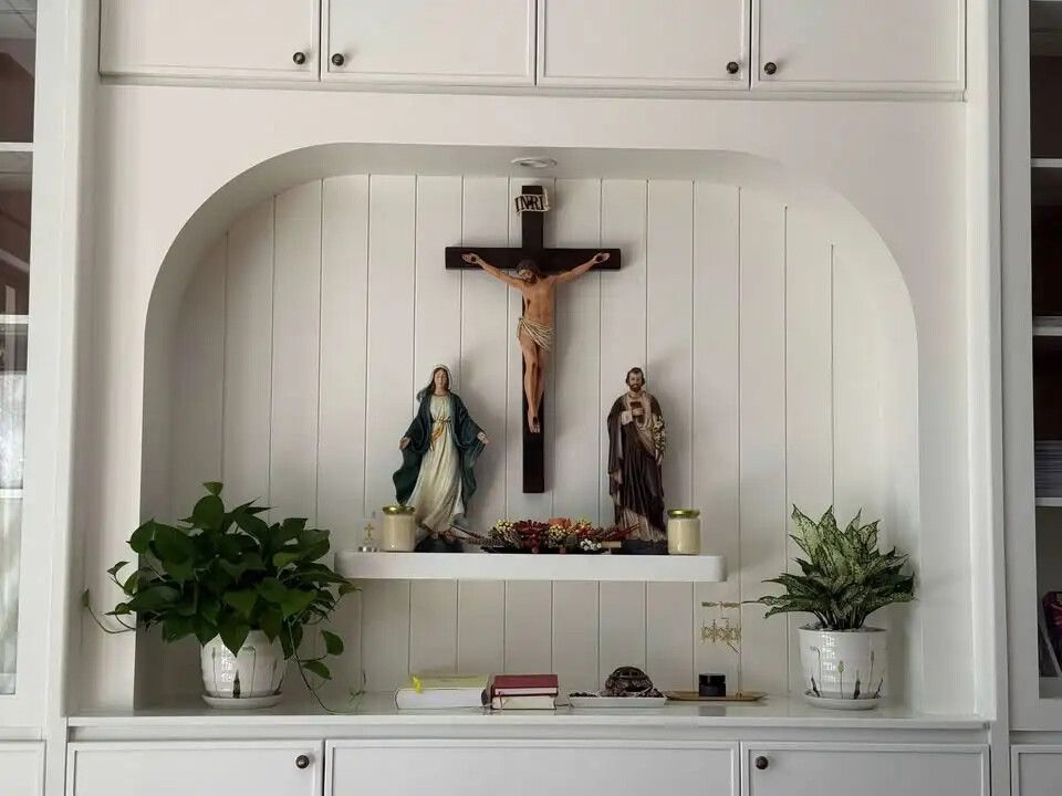 Bàn thờ Chúa - tượng Công giáo Filumena tại Nhà sách Dòng Mến Thánh Giá Hà Nội. Tượng Công giáo Filumena là tượng của Tình thương và Hy vọng. Bản quyền các tác phẩm tượng Công giáo thuộc về Filumena Art, Cộng hòa Pháp. Filumena sáng tác và sản xuất nhiều mẫu tượng Công giáo khác như Tượng Giáng sinh mini, Tượng Chúa hài đồng, Tượng Đức Mẹ La Vang, Tượng Thánh Antôn, Bàn thờ Chúa