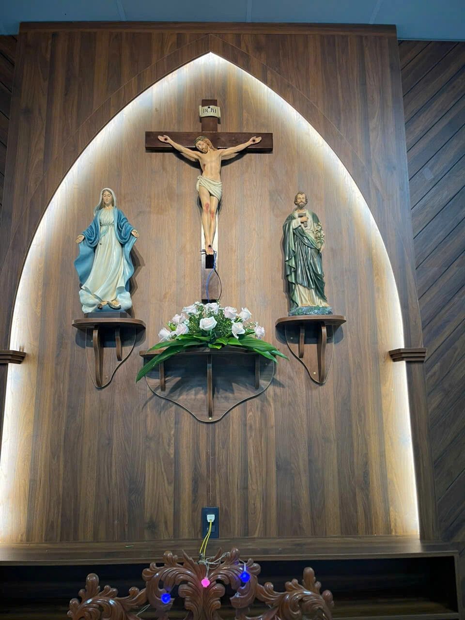 Bàn thờ Chúa - tượng Công giáo Filumena tại Nhà sách Dòng Mến Thánh Giá Hà Nội. Tượng Công giáo Filumena là tượng của Tình thương và Hy vọng. Bản quyền các tác phẩm tượng Công giáo thuộc về Filumena Art, Cộng hòa Pháp. Filumena sáng tác và sản xuất nhiều mẫu tượng Công giáo khác như Tượng Giáng sinh mini, Tượng Chúa hài đồng, Tượng Đức Mẹ La Vang, Tượng Thánh Antôn, Bàn thờ Chúa