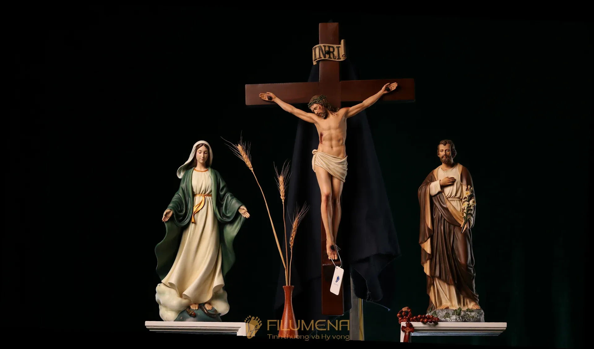 Bàn thờ Công giáo tại Hà Nội. Tượng Công Giáo Filumena được sáng tác bởi các nghệ sĩ Filumena. Mỗi tác phẩm đều là đóng góp của quý vị cho các việc bác ái. Tượng làm bằng chất liệu bột đá tự nhiên và resin, có đủ các kích thước từ 15, 20 cm tới 1m và lớn hơn nữa.