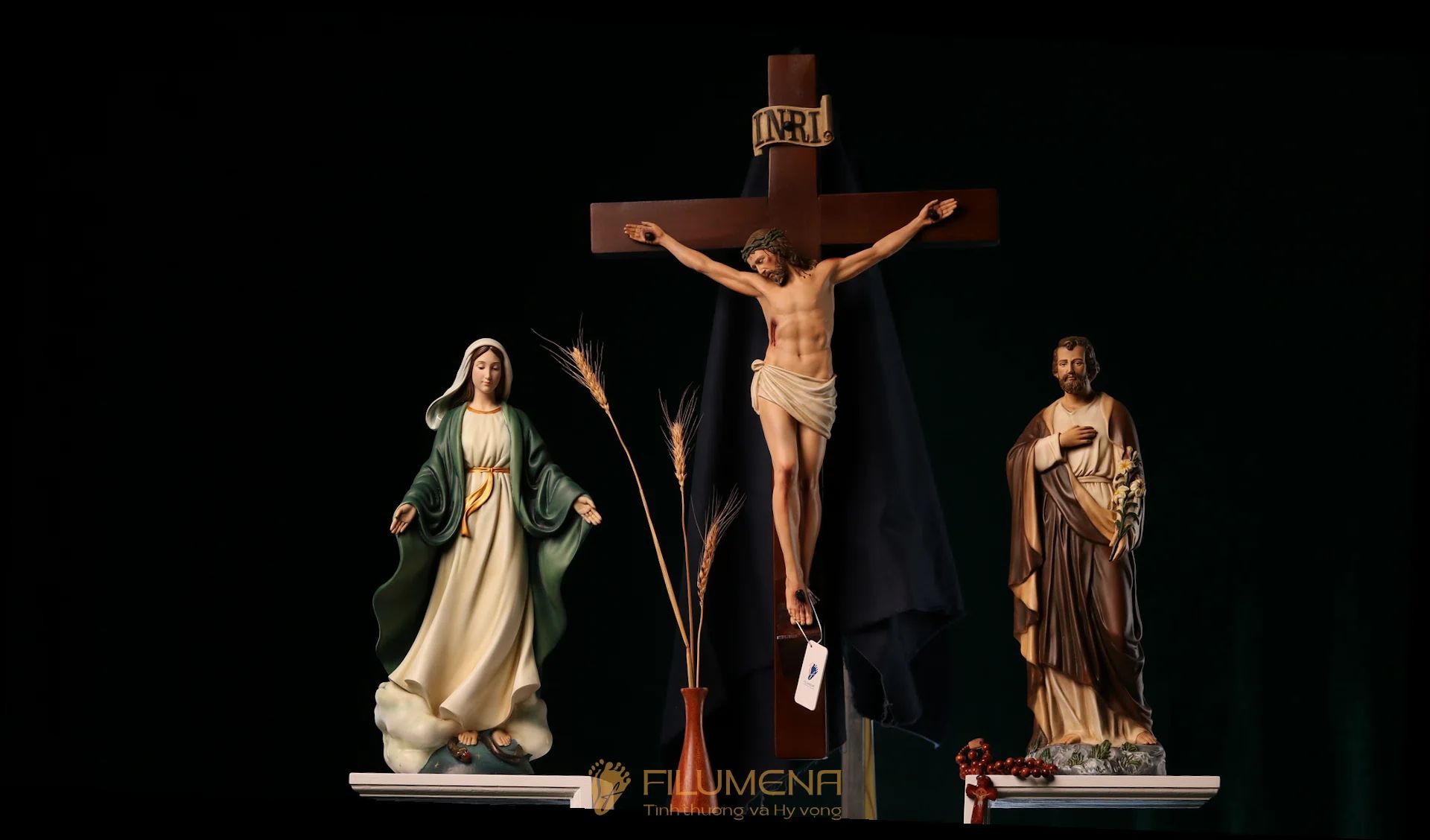 Bàn thờ Công giáo tại Mỹ. Tượng Công giáo Filumena là tượng của Tình thương và Hy vọng. Bản quyền các tác phẩm tượng Công giáo thuộc về Filumena Art, Cộng hòa Pháp. Filumena sáng tác và sản xuất nhiều mẫu tượng Công giáo khác như Bàn thờ Chúa phòng khách, Bàn thờ Công giáo phòng khách, Tượng Giáng sinh, Tượng Giáng sinh mini, Bàn thờ Chúa