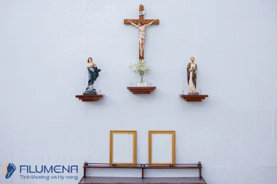 Chi tiết hoàn thiện của Bàn thờ Công giáo trong ảnh sản phẩm Filumena