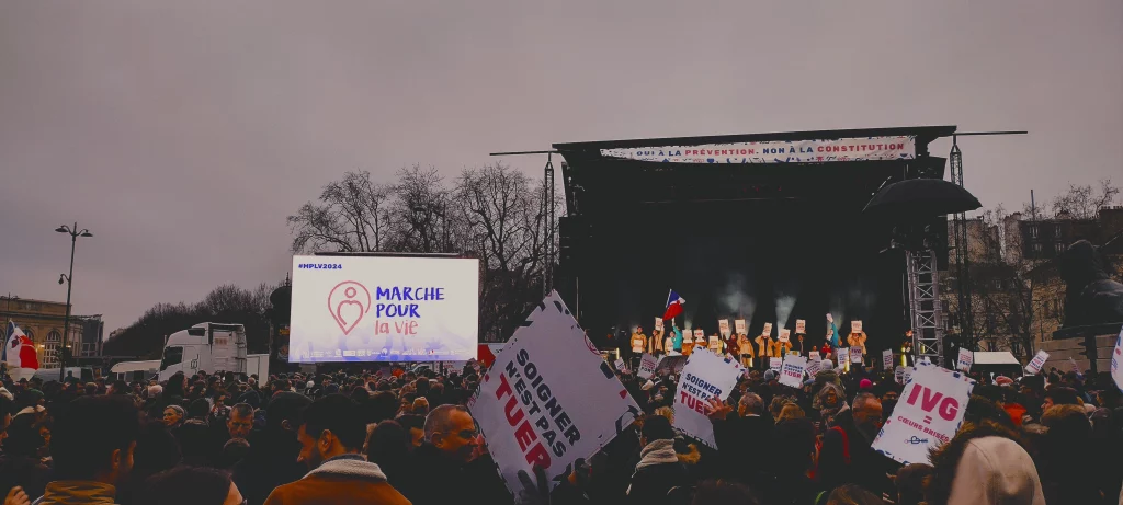Tuần hành Bảo vệ Sự sống Paris 2024: Marche pour la Vie. Biểu ngữ viết “Giết người không phải là việc chăm sóc”