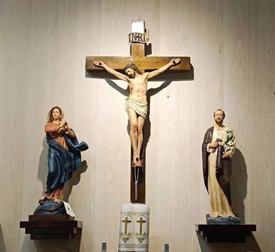 Bàn thờ Chúa và gia tiên tại TGP. Sài Gòn. Tượng Công giáo Filumena là tượng của Tình thương và Hy vọng. Bản quyền các tác phẩm tượng Công giáo thuộc về Filumena Art, Cộng hòa Pháp. Filumena sáng tác và sản xuất nhiều mẫu tượng Công giáo khác như Tượng Đức Mẹ La Vang, Tượng Thánh Antôn, Bàn thờ Chúa, Bàn thờ Chúa - tượng Công giáo Filumena, Bàn thờ Chúa và gia tiên