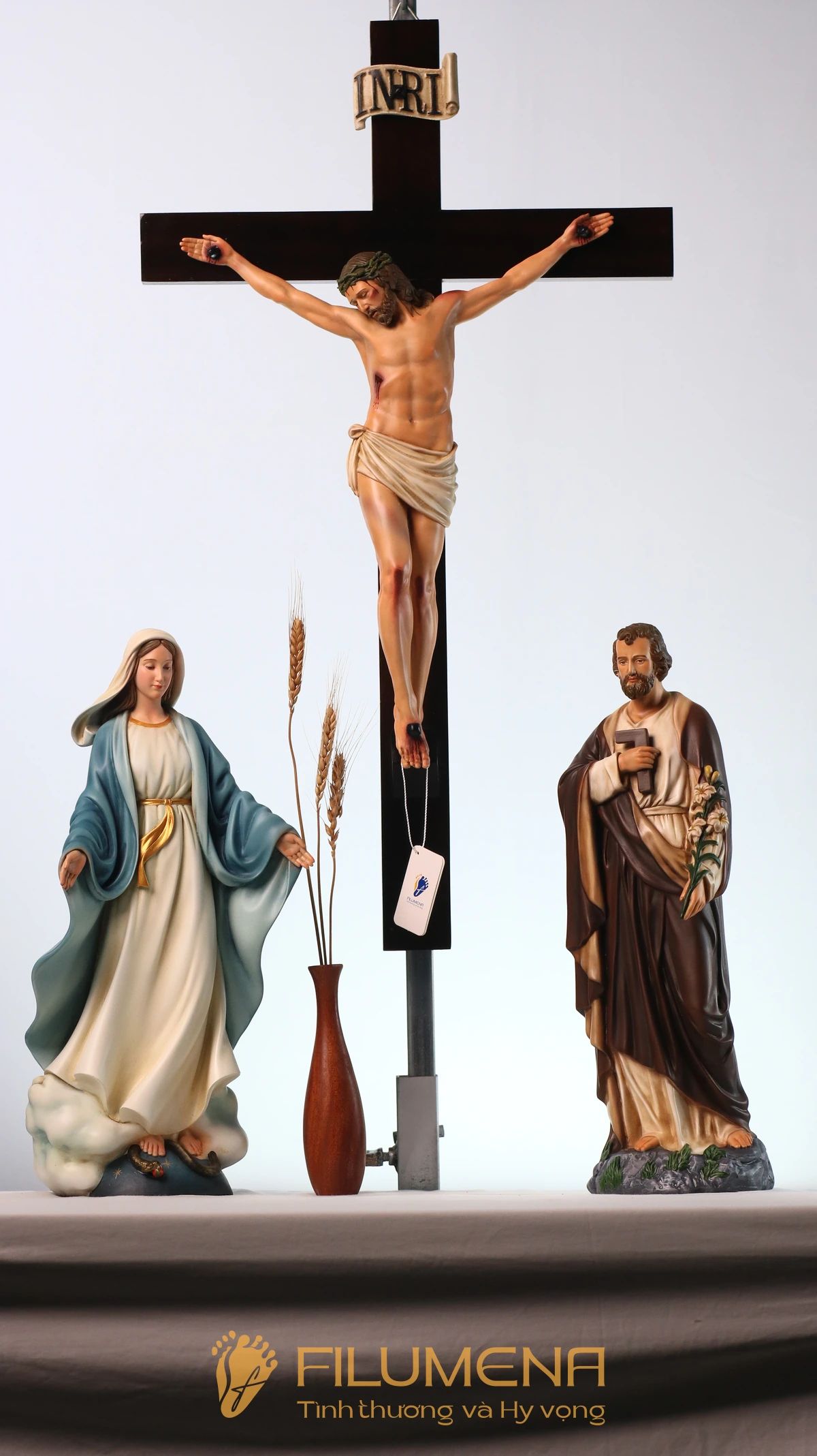 Bàn thờ Công giáo phòng khách tại TGP Hà Nội. Tượng Công giáo Filumena là tượng của Tình thương và Hy vọng. Bản quyền các tác phẩm tượng Công giáo thuộc về Filumena Art, Cộng hòa Pháp. Filumena sáng tác và sản xuất nhiều mẫu tượng Công giáo khác như Tượng chịu nạn, Tượng Chúa Giê-su, Tượng Chúa, Tượng Đức Mẹ Ban Ơn, Tượng Đức Mẹ Fatima