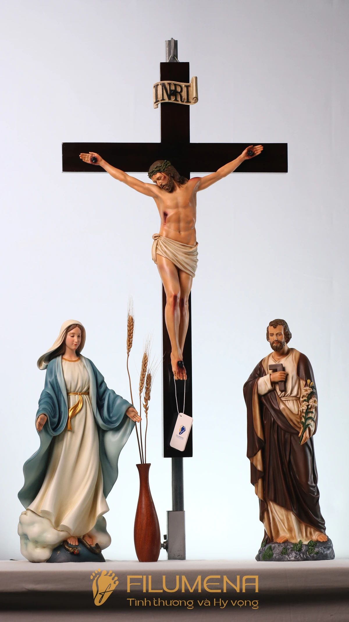 Bàn thờ Công giáo tại TGP Hà Nội. Tượng Công giáo Filumena là tượng của Tình thương và Hy vọng. Bản quyền các tác phẩm tượng Công giáo thuộc về Filumena Art, Cộng hòa Pháp. Filumena sáng tác và sản xuất nhiều mẫu tượng Công giáo khác như Tượng chịu nạn, Tượng công giáo mini, Tượng công giáo đẹp, Bàn thờ Chúa phòng khách, Bàn thờ Công giáo phòng khách