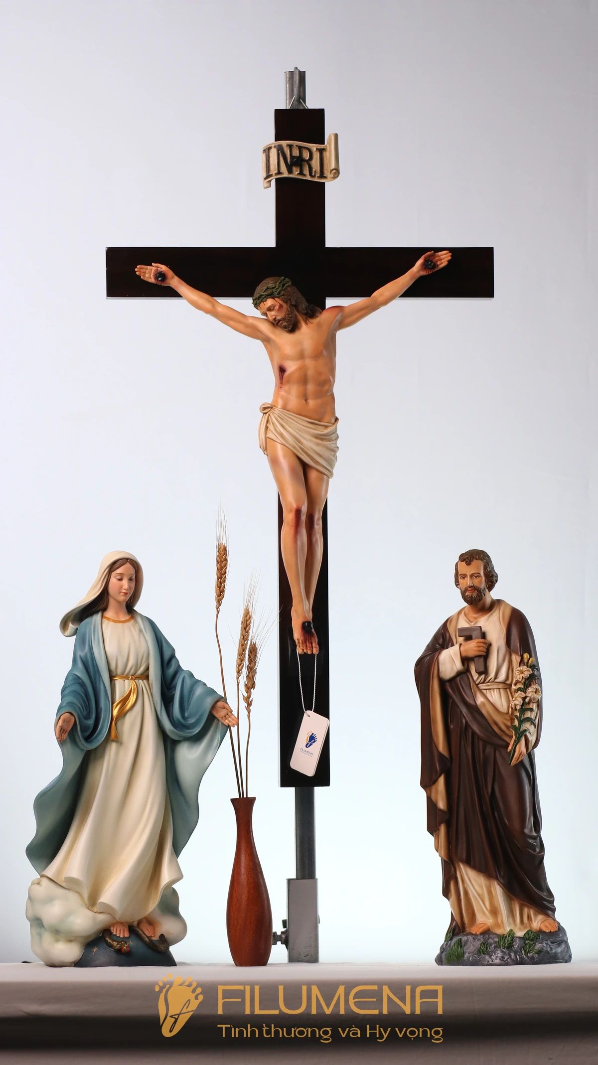 Bàn thờ Chúa phòng khách tại An Giang. Tượng Công giáo Filumena là tượng của Tình thương và Hy vọng. Bản quyền các tác phẩm tượng Công giáo thuộc về Filumena Art, Cộng hòa Pháp. Filumena sáng tác và sản xuất nhiều mẫu tượng Công giáo khác như Tượng Giáng sinh, Tượng Chúa Giáng sinh, Bàn thờ Công giáo phòng khách, Tượng công giáo đẹp, Tượng công giáo mini