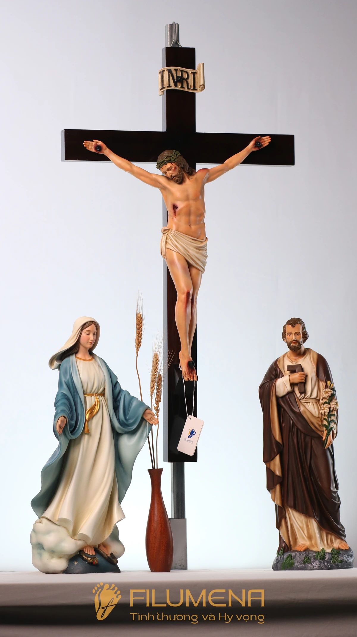 Bàn thờ Công giáo phòng khách tại TGP Hà Nội. Tượng Công giáo Filumena là tượng của Tình thương và Hy vọng. Bản quyền các tác phẩm tượng Công giáo thuộc về Filumena Art, Cộng hòa Pháp. Filumena sáng tác và sản xuất nhiều mẫu tượng Công giáo khác như Tượng chịu nạn, Tượng Chúa Giê-su, Tượng Chúa, Tượng Đức Mẹ Ban Ơn, Tượng Đức Mẹ Fatima