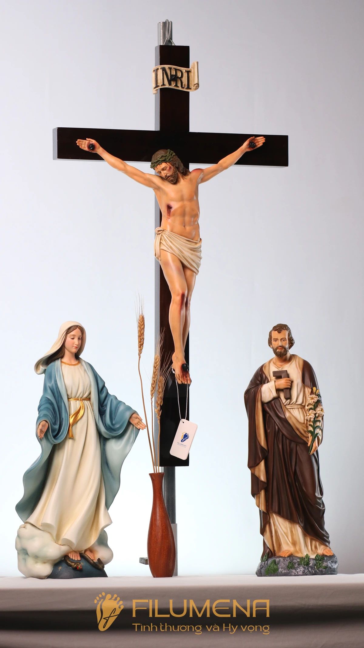 Bàn thờ Chúa - tượng Công giáo Filumena tại Buôn Ma Thuột. Tượng Công giáo Filumena là tượng của Tình thương và Hy vọng. Bản quyền các tác phẩm tượng Công giáo thuộc về Filumena Art, Cộng hòa Pháp. Filumena sáng tác và sản xuất nhiều mẫu tượng Công giáo khác như Bàn thờ Công giáo, Tượng Đức Mẹ để xe ô tô, Tượng Đức Mẹ để xe hơi, Tượng Đức Mẹ, Tượng Đức Mẹ Lộ Đức