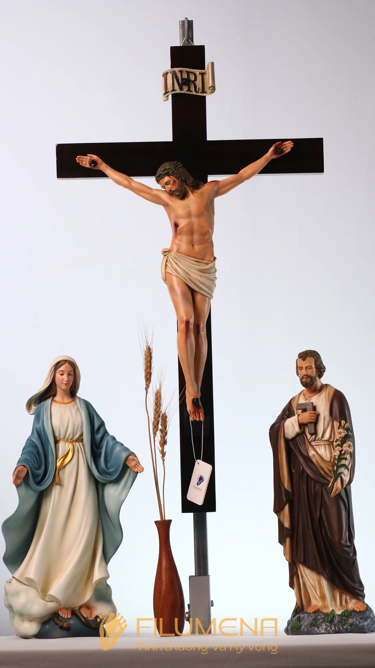 Một số hình ảnh bố cục bàn thờ Chúa kích thước gọn giúp người đọc hình dung rõ hơn cách tượng Chúa chịu nạn có thể hiện diện trong góc cầu nguyện riêng