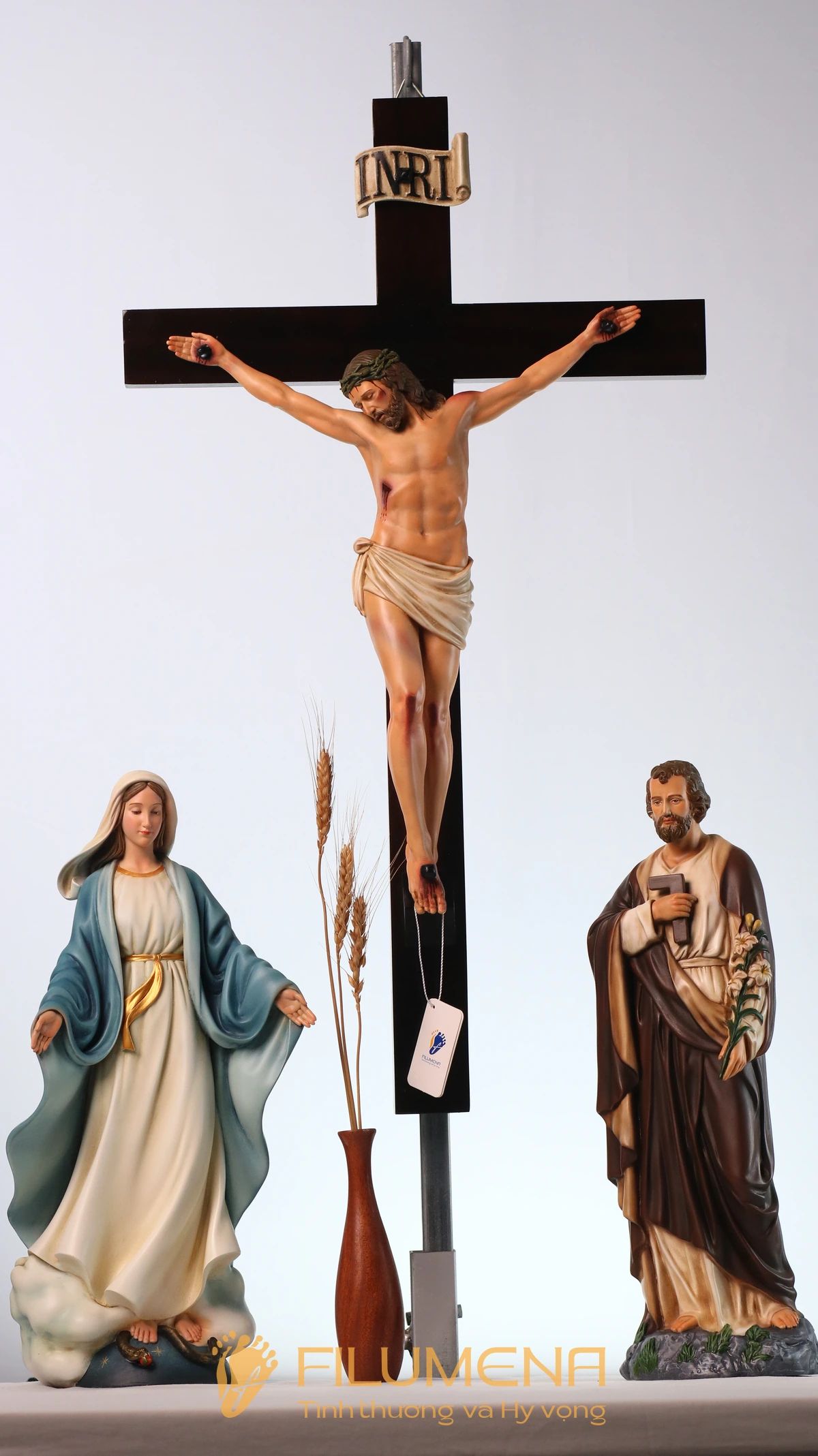 Bàn thờ Công giáo tại Nhà sách Dòng Chúa Cứu Thế. Tượng Công giáo Filumena là tượng của Tình thương và Hy vọng. Bản quyền các tác phẩm tượng Công giáo thuộc về Filumena Art, Cộng hòa Pháp. Filumena sáng tác và sản xuất nhiều mẫu tượng Công giáo khác như Tượng chịu nạn, Tượng công giáo mini, Tượng công giáo đẹp, Bàn thờ Chúa phòng khách, Bàn thờ Công giáo phòng khách