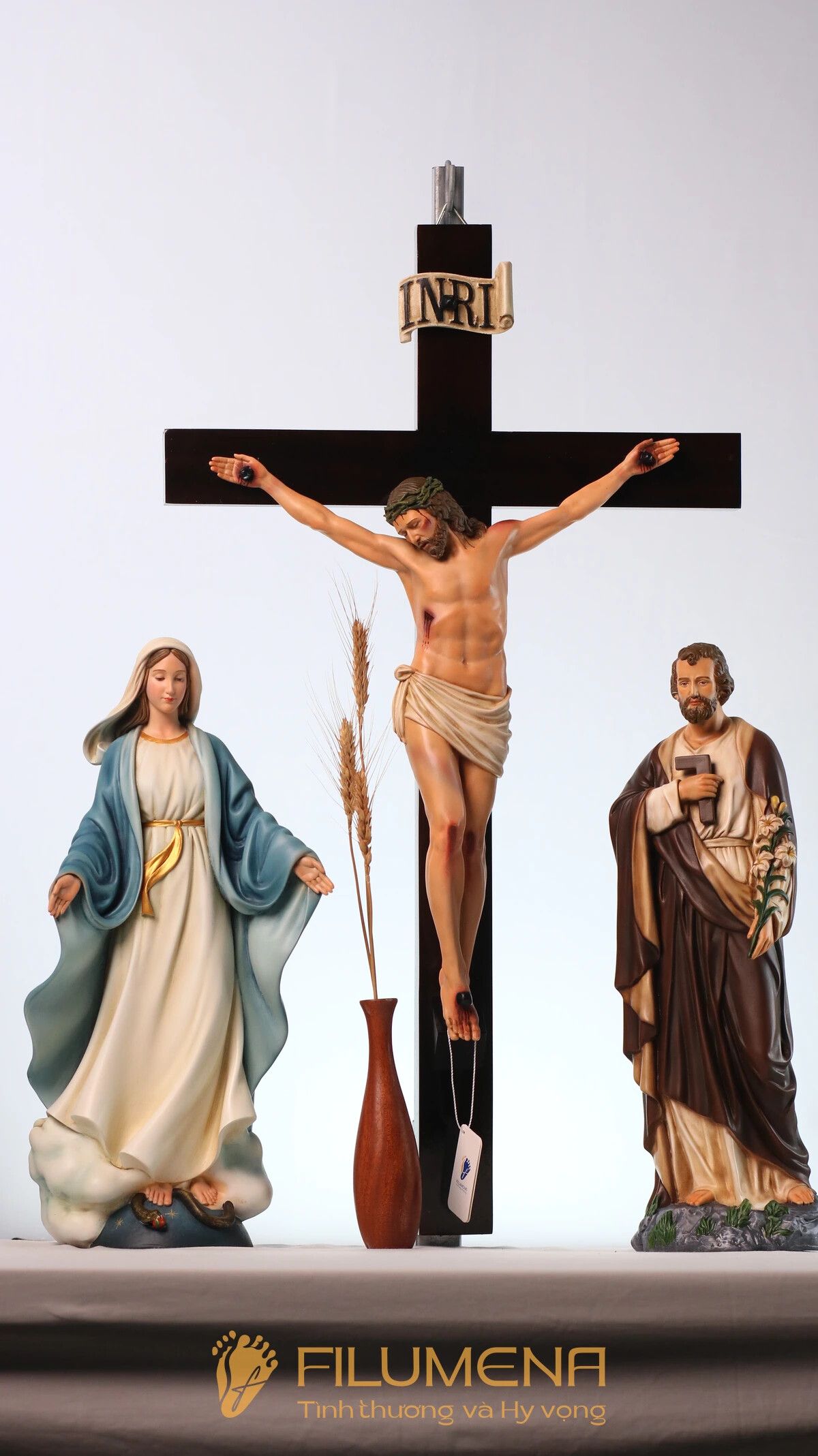 Bàn thờ Chúa - tượng Công giáo Filumena tại Nhà sách Dòng Mến Thánh Giá Hà Nội. Tượng Công giáo Filumena là tượng của Tình thương và Hy vọng. Bản quyền các tác phẩm tượng Công giáo thuộc về Filumena Art, Cộng hòa Pháp. Filumena sáng tác và sản xuất nhiều mẫu tượng Công giáo khác như Tượng Giáng sinh mini, Tượng Chúa hài đồng, Tượng Đức Mẹ La Vang, Tượng Thánh Antôn, Bàn thờ Chúa